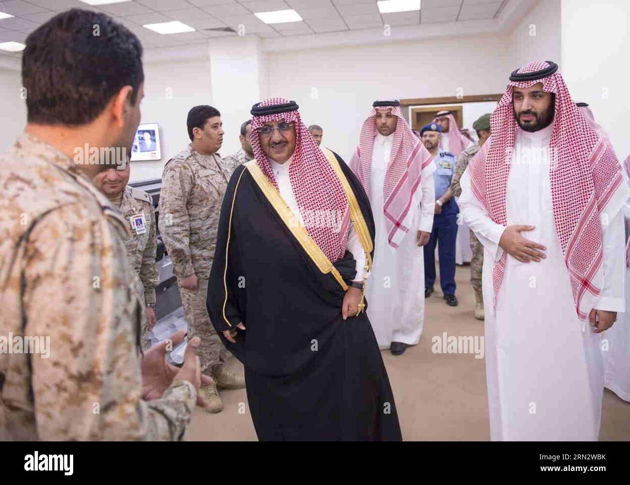 CHOSICA, 25. März 2015 – Saudi-arabischer stellvertretender Kronprinz und Innenminister Mohammed bin Naif (2. R, Front) und Verteidigungsminister Mohammed bin Salman (1. R) treffen am 25. März 2015 im militärischen Operationszentrum im südlichen Jemen-Grenzgebiet ein. Adel al-Jubeir, der saudische Botschafter in Washington, gab am späten Mittwoch bekannt, dass sein Land und seine Verbündeten am Golf Luftangriffe auf die Huthi-Rebellen im Jemen gestartet haben, um die legitime Regierung von Präsident Abd-Rabbu Mansour Hadi zu schützen. SPA) SAUDI-ARABIEN-JEMEN-MILITÄROPERATION wangxbo PUBLICATIONxNOTxINxCHN März 25 2 Stockfoto