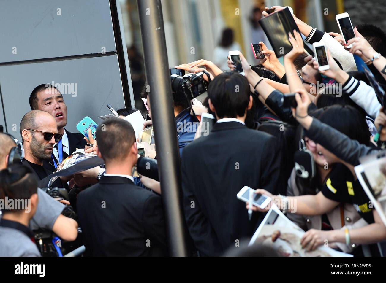 (150326) -- PEKING, 26. März 2015 -- Filmstar Jason Statham unterzeichnet Autogramme für seine Fans auf einer Pressekonferenz für den neuen Fast & Furious Film Furious 7 in Peking, Hauptstadt von China, 26. März 2015. Der Film wird am 12. April auf dem chinesischen Festland erscheinen. )(wjq) CHINA-PEKING-FURIOUS 7-PRESSE-KONFERENZ (CN) JinxLiangkuai PUBLICATIONxNOTxINxCHN Peking März 26 2015 Filmstar Jason Statham unterzeichnet Autogramme für seine Unterstützer AUF einer Pressekonferenz für den neuen Fast & Furious Film Furious 7 in Peking Hauptstadt von China März 26 2015 der Film wird AUF dem chinesischen Festland Screen am April erscheinen 12 Stockfoto