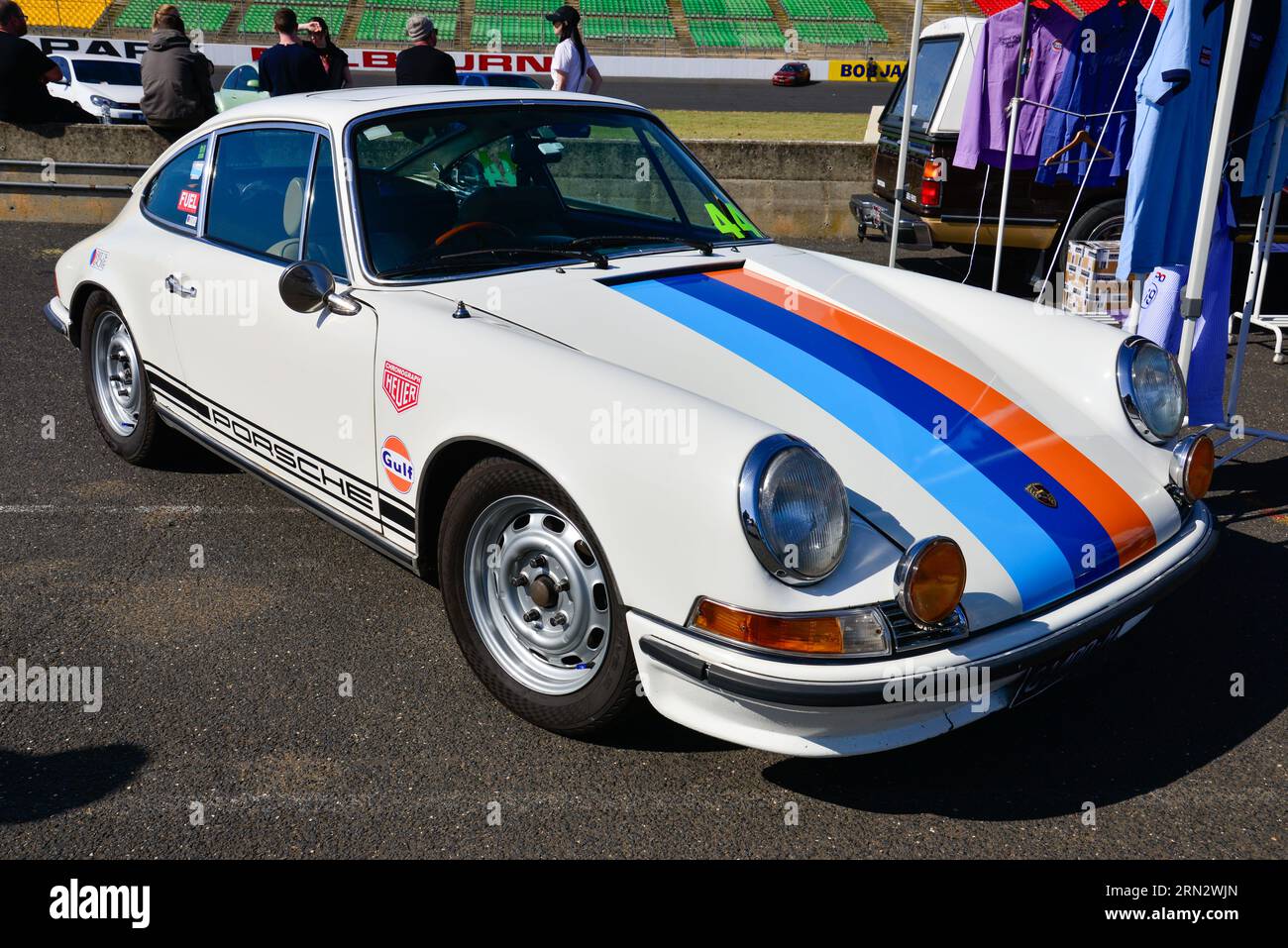 Klassischer Vintage Porsche 911F White Car mit Racing Stripes On Show Sunny Day Racetrack Auto Show Shine Melbourne Victoria Australia Stockfoto