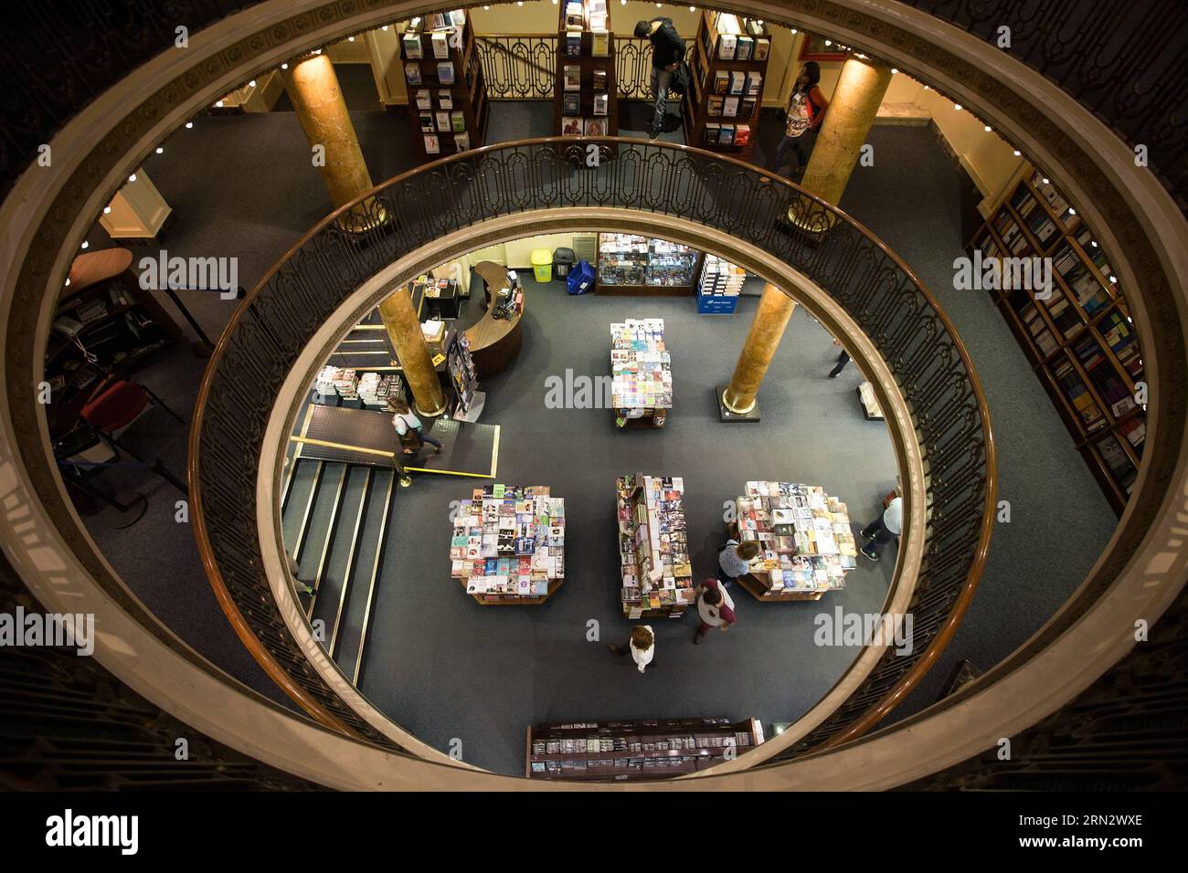 BUENOS AIRES, 26. März 2015 -- die Leute genießen ihre Zeit im El Ateneo Bookstore in Buenos Aires, Hauptstadt von Argentinien, 26. März 2015. The Guardian, eine britische Zeitschrift, wurde El Ateneo 2008 auf Platz zwei der zehn besten Buchhandlungen der Welt genannt. Martin Zabala) (vf) (lrz) ARGENTINA-BUENOS AIRES-CULTURE-BOOKSTORE e MARTINxZABALA PUBLICATIONxNOTxINxCHN Buenos Aires März 26 2015 Prominente genießen ihre Zeit IM El Ateneo Bookstore in Buenos Aires Hauptstadt von Argentinien März 26 2015 The Guardian, eine britische Zeitschrift, die El Ateneo auf Platz zwei in ihrer Liste der zehn besten Buchhandlungen der Welt 2008 nannte Stockfoto