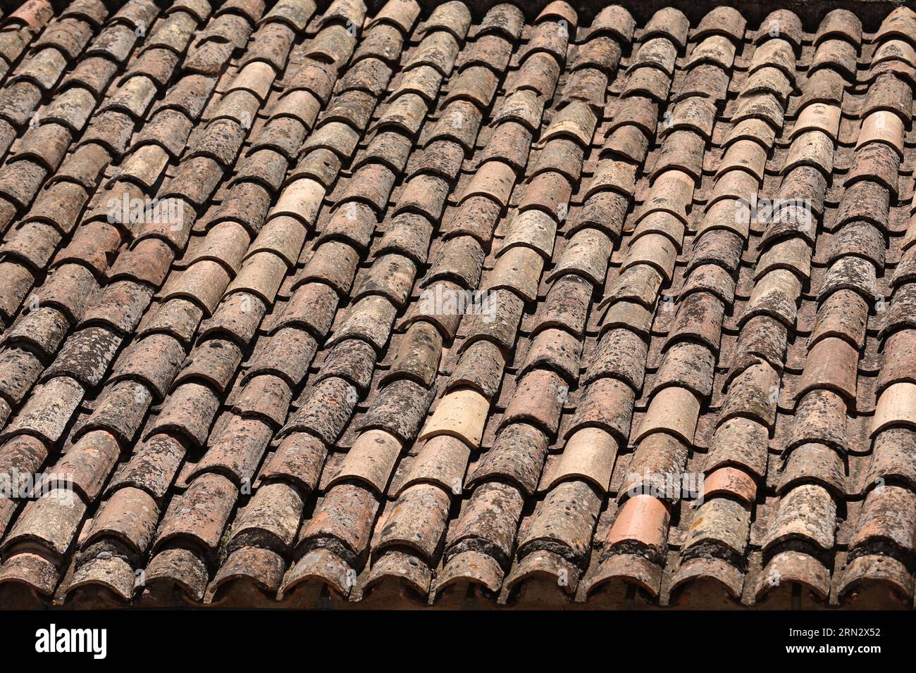 Dachziegel auf einem Hausdach Stockfoto