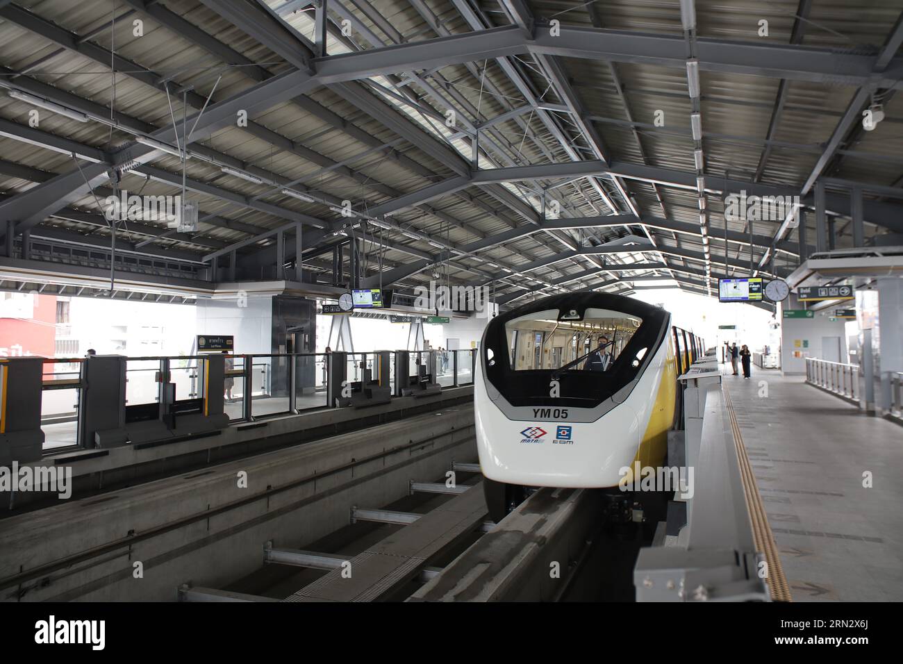 Bangkok. Juni 2023. Dieses Foto, das am 19. Juni 2023 aufgenommen wurde, zeigt die gelbe Linie in Bangkok, Thailand. Die von der chinesischen CRRC Puzhen Alstom Transportation Systems hergestellte und von thailändischen Behörden betriebene Einschienenbahn „Yellow Line“ nahm im Juli den kommerziellen Betrieb auf und erstreckte sich über 30,4 Kilometer, um den Norden und den Süden Bangkoks zu verbinden, während sie sich mit mehreren innerstädtischen Bahnlinien kreuzte. Quelle: Tim Santasombat/Xinhua/Alamy Live News Stockfoto
