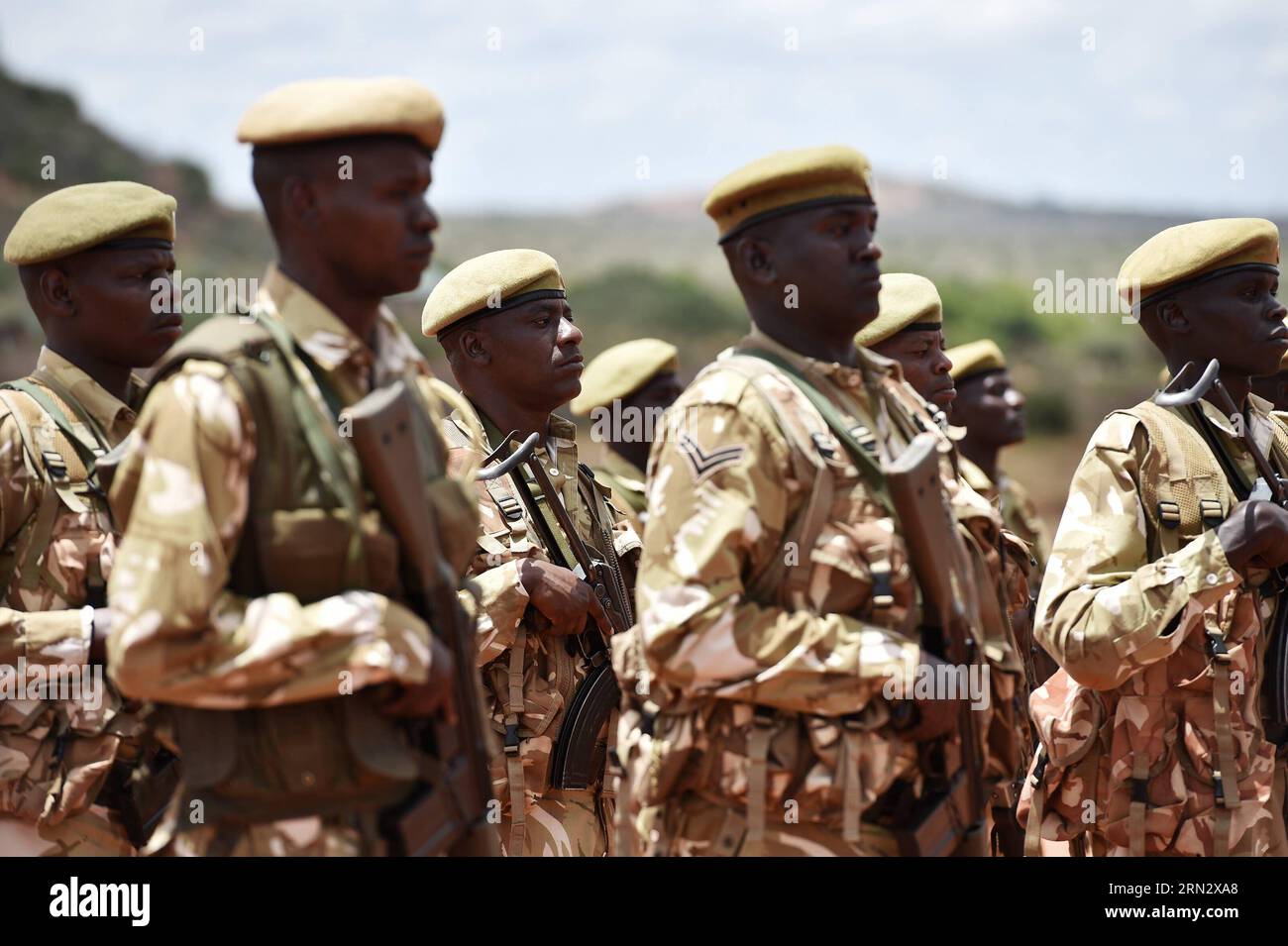 Kenya Wildlife Service Ranger nehmen am 27. März 2015 an der Kenya Wildlife Service Law Enforcement Academy im Tsavo West National Park Teil. 42 Kenya Wildlife Service Ranger, die sich einem fortgeschrittenen erste-Hilfe-Training unterziehen, das zum ersten Mal in Ostafrika stattfindet, absolvierten am Freitag an der Kenya Wildlife Service Law Enforcement Academy im Tsavo West National Park. Die von der kanadischen Regierung unterstützte Ausbildung hat die KWS-Frontoffiziere mit den erforderlichen Fähigkeiten und der Reaktion aus erster Hand auf Traumata in Notfällen, wie Verletzungen durch Schussverletzungen, ausgestattet Stockfoto