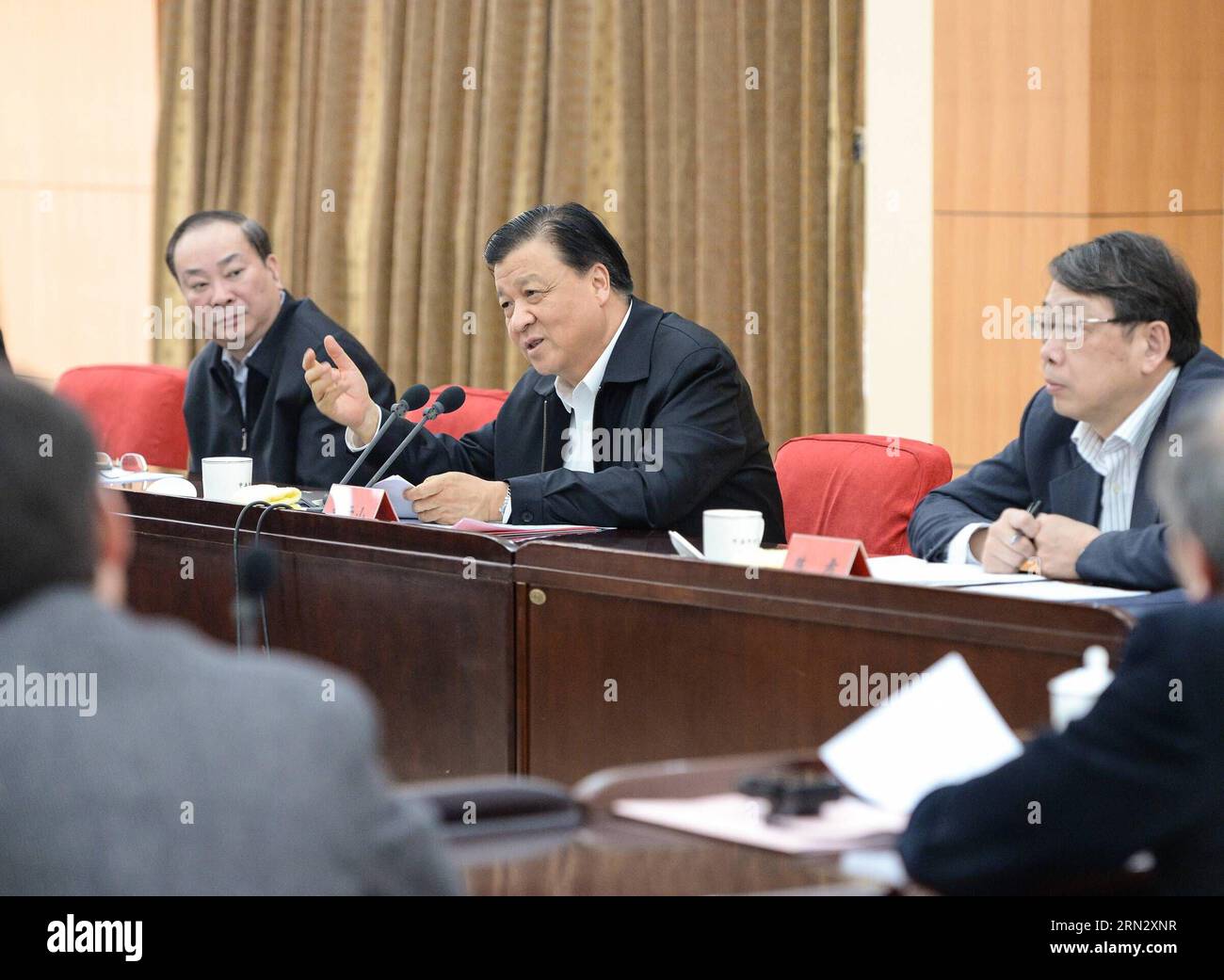 (150328) -- PEKING, 27. März 2015 -- Liu Yunshan (C), Mitglied des Ständigen Ausschusses des Politischen Büros des Zentralkomitees der Kommunistischen Partei Chinas (KPCh) und Sekretär des Sekretariats des Zentralkomitees der KPCh, spricht während eines Symposiums mit einigen Kollegialdirektoren und Sekretären von Kollegialparteikomitees, die an der Parteischule des Zentralkomitees der KPCh in Peking, Hauptstadt Chinas, studieren, am 27. März 2015. ) (Zwx) CHINA-BEIJING-LIU YUNSHAN-SYMPOSIUM(CN) LixHe PUBLICATIONxNOTxINxCHN Peking März 27 2015 Liu Yunshan C Mitglied des Thing Committee des Polit Stockfoto (150328) -- PEKING, 27. März 2015 -- Liu Yunshan (C), Mitglied des Ständigen Ausschusses des Politischen Büros des Zentralkomitees der Kommunistischen Partei Chinas (KPCh) und Sekretär des Sekretariats des Zentralkomitees der KPCh, spricht während eines Symposiums mit einigen Kollegialdirektoren und Sekretären von Kollegialparteikomitees, die an der Parteischule des Zentralkomitees der KPCh in Peking, Hauptstadt Chinas, studieren, am 27. März 2015. ) (Zwx) CHINA-BEIJING-LIU YUNSHAN-SYMPOSIUM(CN) LixHe PUBLICATIONxNOTxINxCHN Peking März 27 2015 Liu Yunshan C Mitglied des Thing Committee des Polit Stockfoto