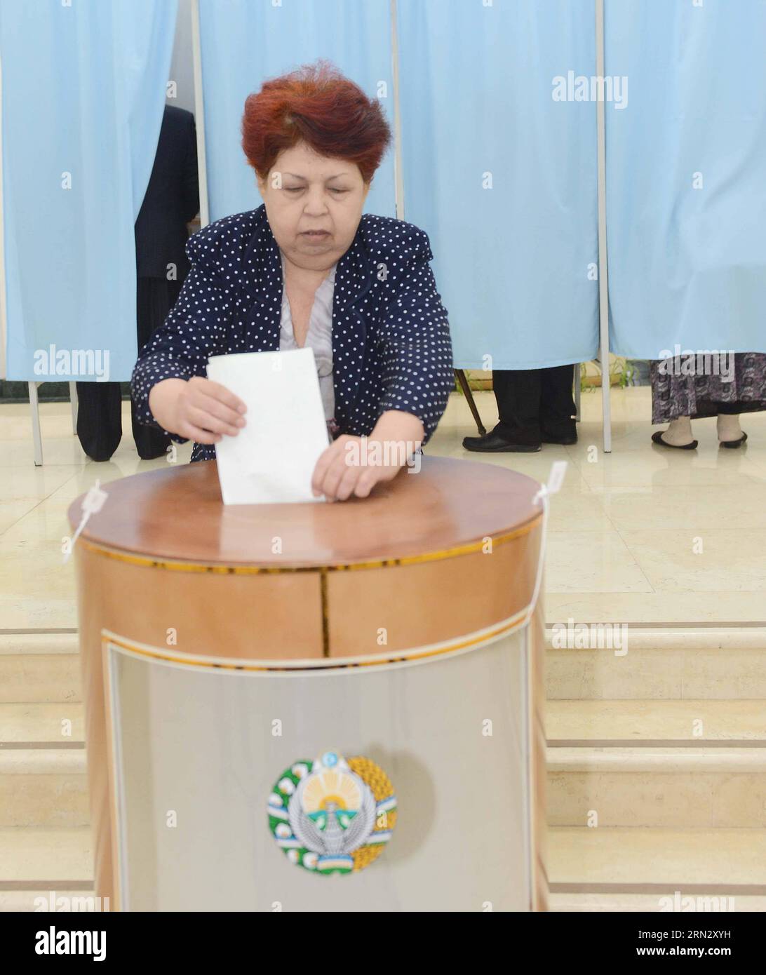 Am 29. März 2015 gibt eine Frau ihre Stimme in der Wahlstation Nr. 76 in Taschkent, der Hauptstadt Usbekistans, ab. Die Wahl zur Präsidentschaftswahl in Usbekistan begann am Sonntag. Nach Angaben der Zentralen Wahlkommission würden über 20 Millionen registrierte Wähler ihre Stimme in über 9000 Wahllokalen abgeben, die in allen 14 Verwaltungsbezirken Usbekistans sowie im Ausland eingerichtet wurden. ) Sadat PUBLICATIONxNOTxINxCHN eine Frau gibt AM 29 2015. März ihre Stimme IN DER Wahlstation Nr. 76 in DER usbekischen Hauptstadt Taschkent ab Stockfoto