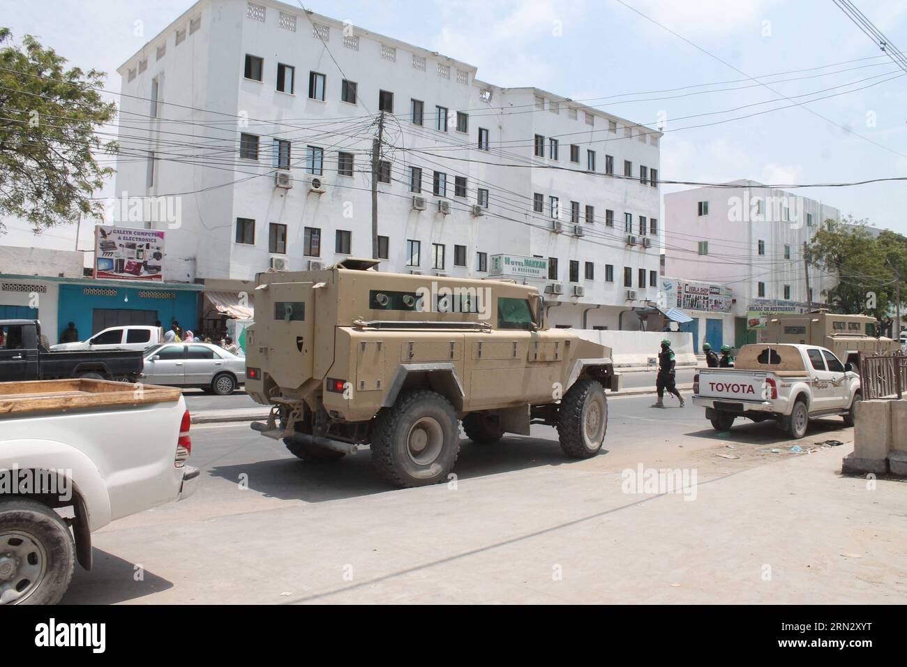 (150329) -- MOGADISHU, 29. März 2015 -- Militärfahrzeuge werden vor dem Maka Al-Mukarama Hotel in Mogadishu, Hauptstadt Somalias, am 28. März 2015 gesehen. Mehr als 14 Menschen wurden während eines Al-Shabaab-Angriffs und einer Belagerung im Maka AlMukarama Hotel in der somalischen Hauptstadt Mogadishu am Freitag getötet, der mehr als 16 Stunden dauerte, sagte ein Regierungsbeamter am Samstag. ) SOMALIA-MOGADISCHU-ATTACK-AFTERMATH AbdirahmanxHussien PUBLICATIONxNOTxINxCHN MOGADISCHU März 29 2015 MILITÄRFAHRZEUGE sind Seen vor dem Maka Al mukarama Hotel in Mogadischu Hauptstadt von Somalia März 28 2015 mehr als 14 Prominente waren KIL Stockfoto