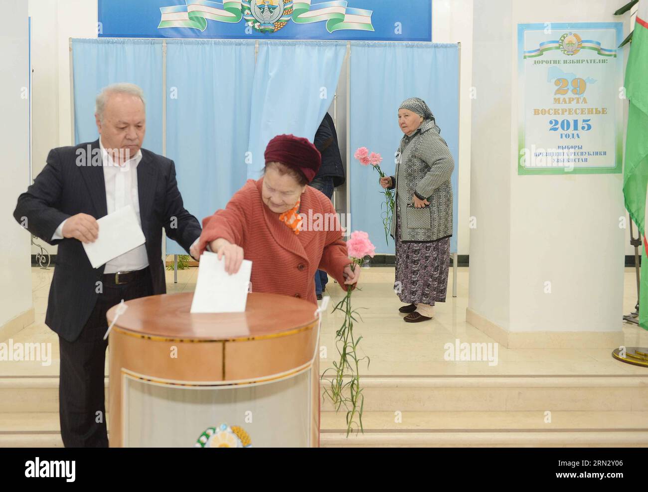 Die Wähler gaben am 29. März 2015 ihre Stimmzettel in der Wahlstation Nr. 76 in Taschkent, der Hauptstadt Usbekistans, ab. Die Wahl zur Präsidentschaftswahl in Usbekistan begann am Sonntag. Nach Angaben der Zentralen Wahlkommission würden über 20 Millionen registrierte Wähler ihre Stimme in über 9000 Wahllokalen abgeben, die in allen 14 Verwaltungsbezirken Usbekistans sowie im Ausland eingerichtet wurden. ) Sadat PUBLICATIONxNOTxINxCHN Wähler haben AM 29 2015. März ihre Stimmzettel AUF DER Wahlstation Nr. 76 in der usbekischen Hauptstadt Taschkent abgegeben Stockfoto