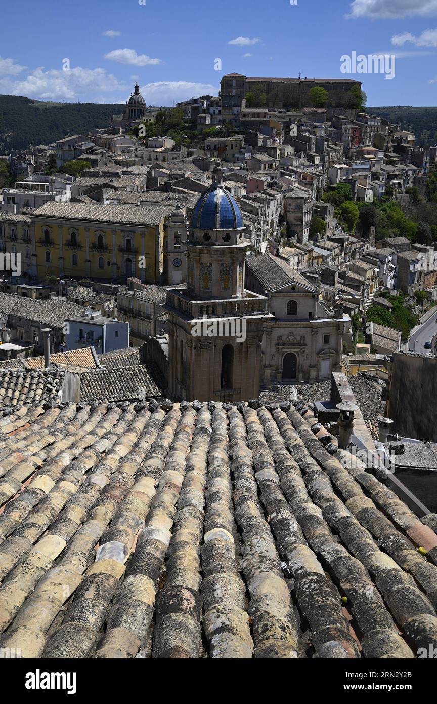 Blaue Kuppel der barocken Chiesa di Santa Maria dell’Itria mit Caltagirone-Terrakotta-Tafeln, verziert mit großen Rokoko-Blumenvasen, Ragusa. Stockfoto