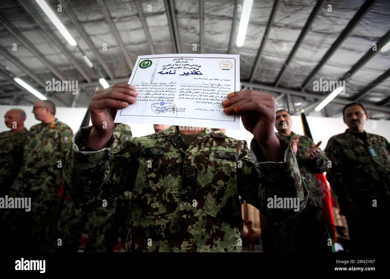 (150329) -- KABUL, 29. März 2015 -- ein neuer afghanischer Soldat der Nationalarmee zeigt sein Zeugnis während einer Abschlussfeier in einem Armeeausbildungszentrum in Kabul, Afghanistan, 29. März 2015. Etwa 2.400 Soldaten der afghanischen Nationalarmee absolvierten nach viermonatiger Ausbildung in Kabul den Abschluss. AFGHANISTAN-KABUL-ARMEE AhmadxMassoud PUBLICATIONxNOTxINxCHN KABUL März 29 2015 zu Afghan New National Army Soldier zeigt sein Zertifikat während einer Abschlussfeier IM to Army Training Center in Kabul Afghanistan März 29 2015 rund 2 400 Soldaten der afghanischen Nationalarmee graduierten nach vier MONATEN Training i Stockfoto