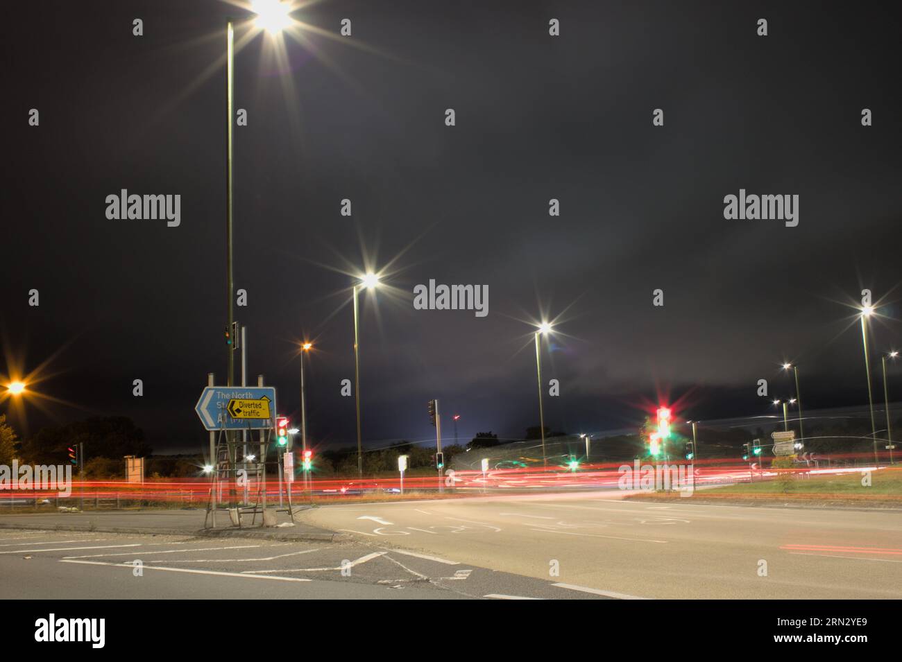 Verkehrsreiche Ampelkreuzung verbindet Great N/Road und A1(M) in Hatfield Stockfoto