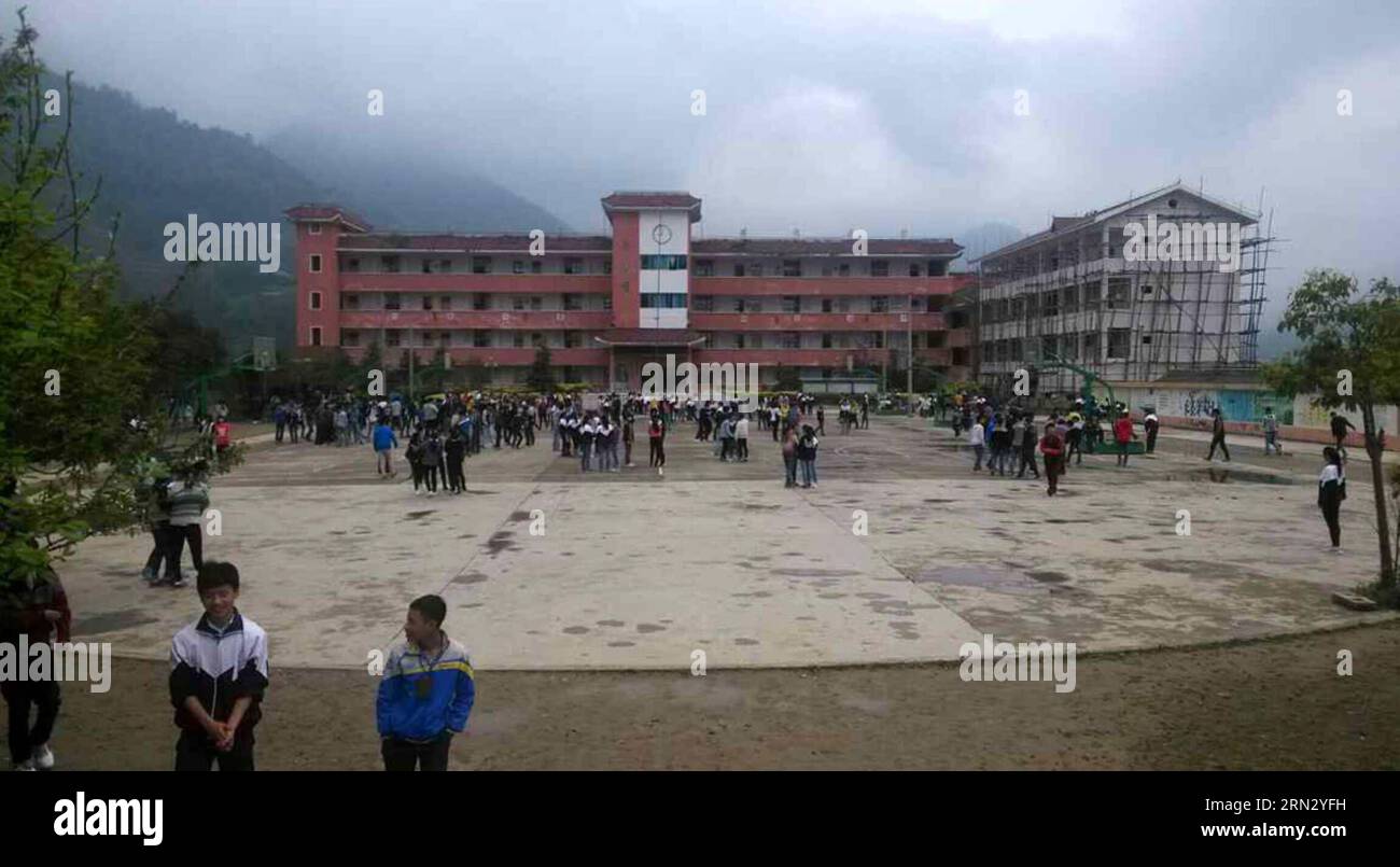 (150330) -- JIANHE(GUIZHOU), 30. März 2015 () -- Foto aufgenommen mit einem Handy am 30. März 2015 zeigt Studenten, die nach einem Erdbeben auf dem Spielplatz der Nanjia Middle School in der Nanjia Township im Jianhe County, Provinz Guizhou im Südwesten Chinas, evakuiert wurden. Ein Erdbeben der Stärke 5,5 traf Jianhe County am Montag, so das China Earthquake Networks Center. Das Beben traf um 9:47 Uhr bei 26,6 Grad nördlicher Breite und 108,8 Grad östlicher Länge mit einer Tiefe von 7,0 Kilometern, heißt es. Es gab keine unmittelbaren Berichte über Schäden oder Verletzte. () (lfj) CHINA-GUIZHOU-JIANHE-EARTHQUAKE (CN) Xin Stockfoto