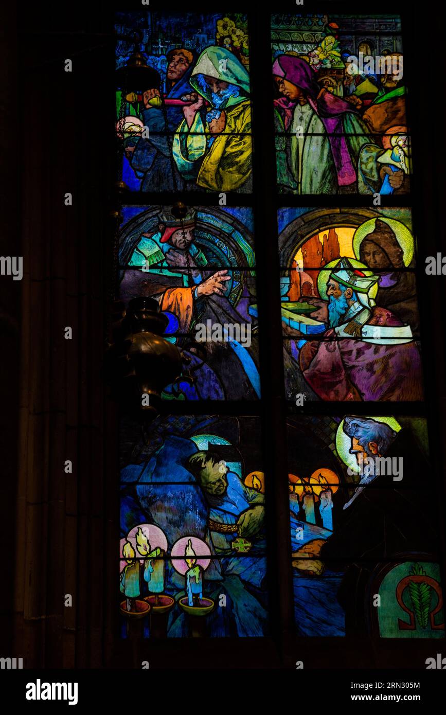 Meisterwerke der Glasmalerei in St. Veitsdom im Burgkomplex in Prag, Tschechische Republik. Stockfoto
