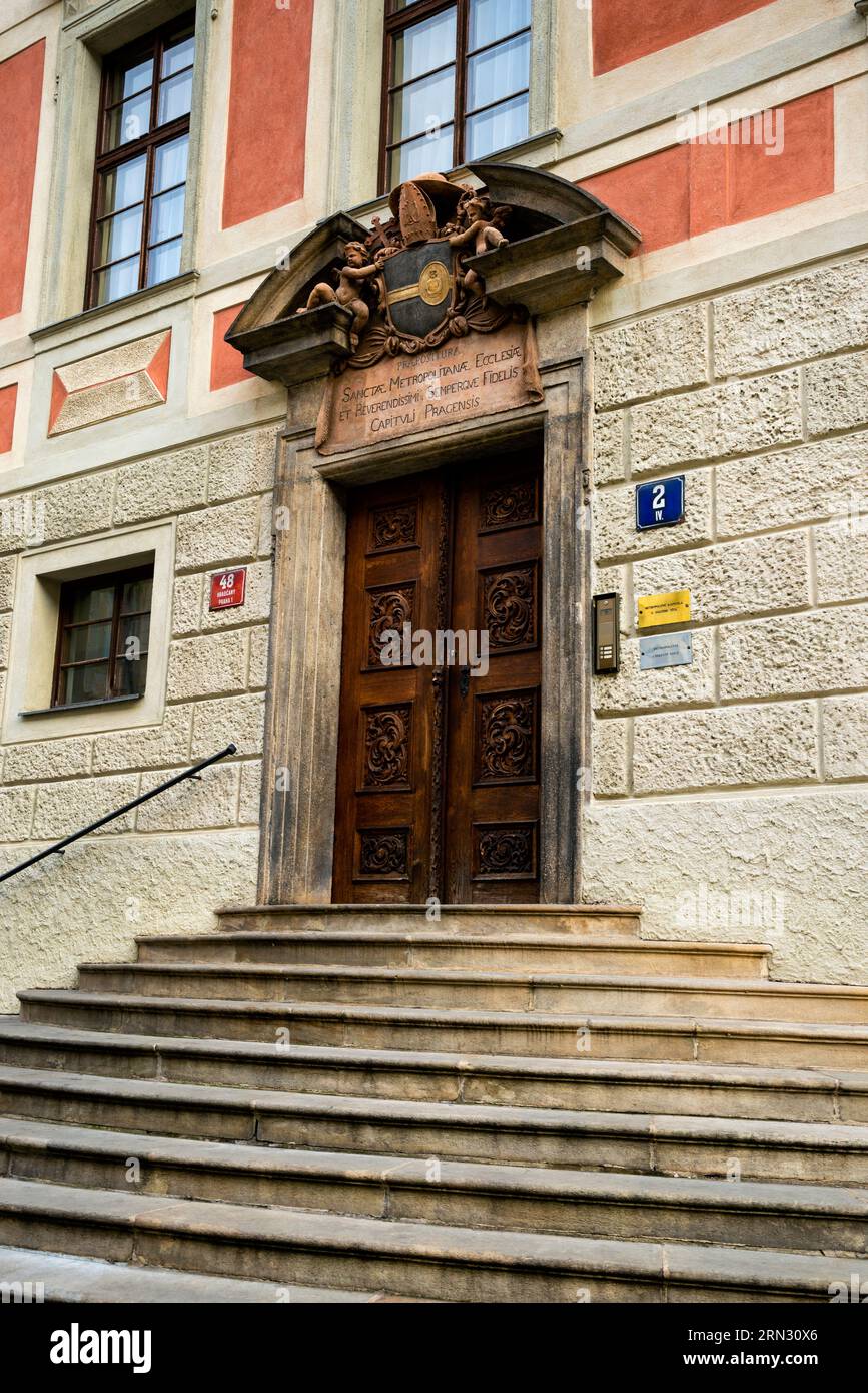 Früher barocker Eingang zum historischen Wahrzeichen des Alten Kanonikums auf der Prager Burg in der Tschechischen Republik. Stockfoto