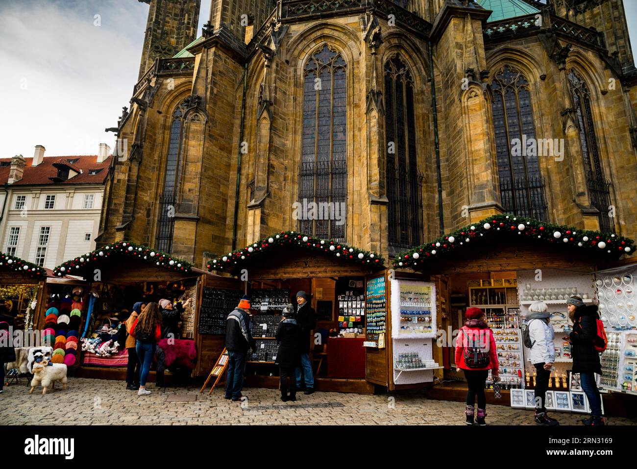 Gotische Architektur von St. Vitusdom und Europäische Weihnachtsmärkte in Prag, Tschechische Republik. Stockfoto