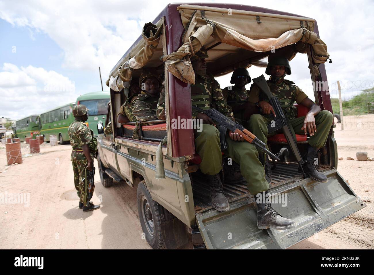 (150404) -- GARISSA, 4. April 2015 -- Survivor-Studenten verlassen ihre Häuser mit Bussen unter Schutz in Garissa, Kenia, 4. April 2015. Insgesamt 663 Überlebende eines kenianischen Universitätsangriffs verließen die Stadt Garissa am Samstag in ihre Häuser. Die Überlebenden, darunter 50 Schulmitarbeiter, waren an Bord des 13. Busses. Sie reisten ab, nachdem sie zwei Tage lang gecampt hatten.) KENYA-GARISSA-ATTACK-SURVIVORS SunxRuibo PUBLICATIONxNOTxINxCHN Garissa 4. April 2015 Survivor-Studenten verlassen Garissa am 4. April 2015 mit Bussen unter Schutz in Kenia Stockfoto