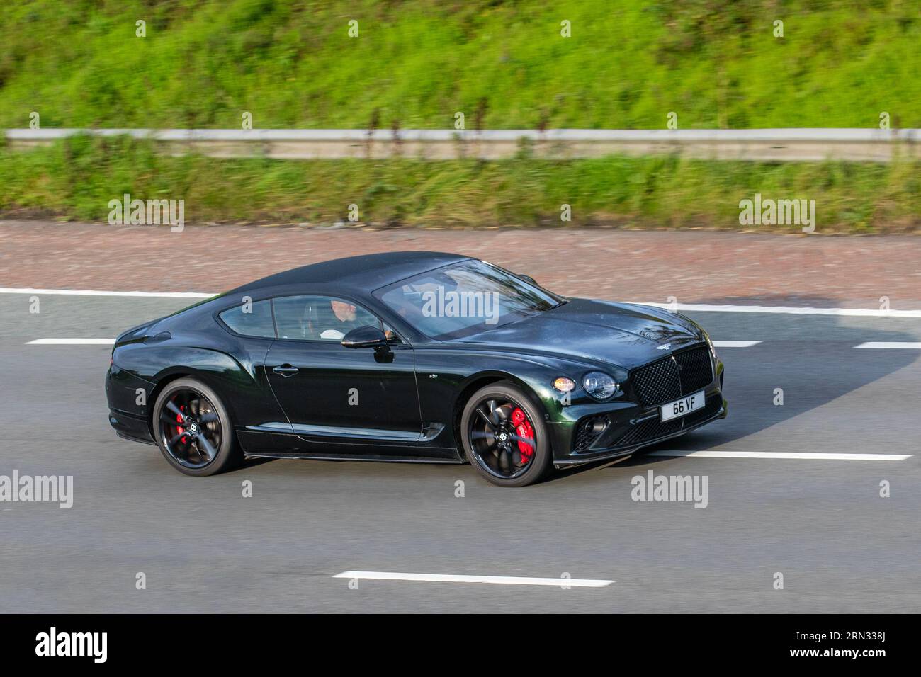 2020 Green Bentley Continental GT V8 Auto V8 Auto Start/Stop Car Coupé Benzin 3996 ccm; Fahrt mit Höchstgeschwindigkeit auf der Autobahn M6 im Großraum Manchester, Großbritannien Stockfoto