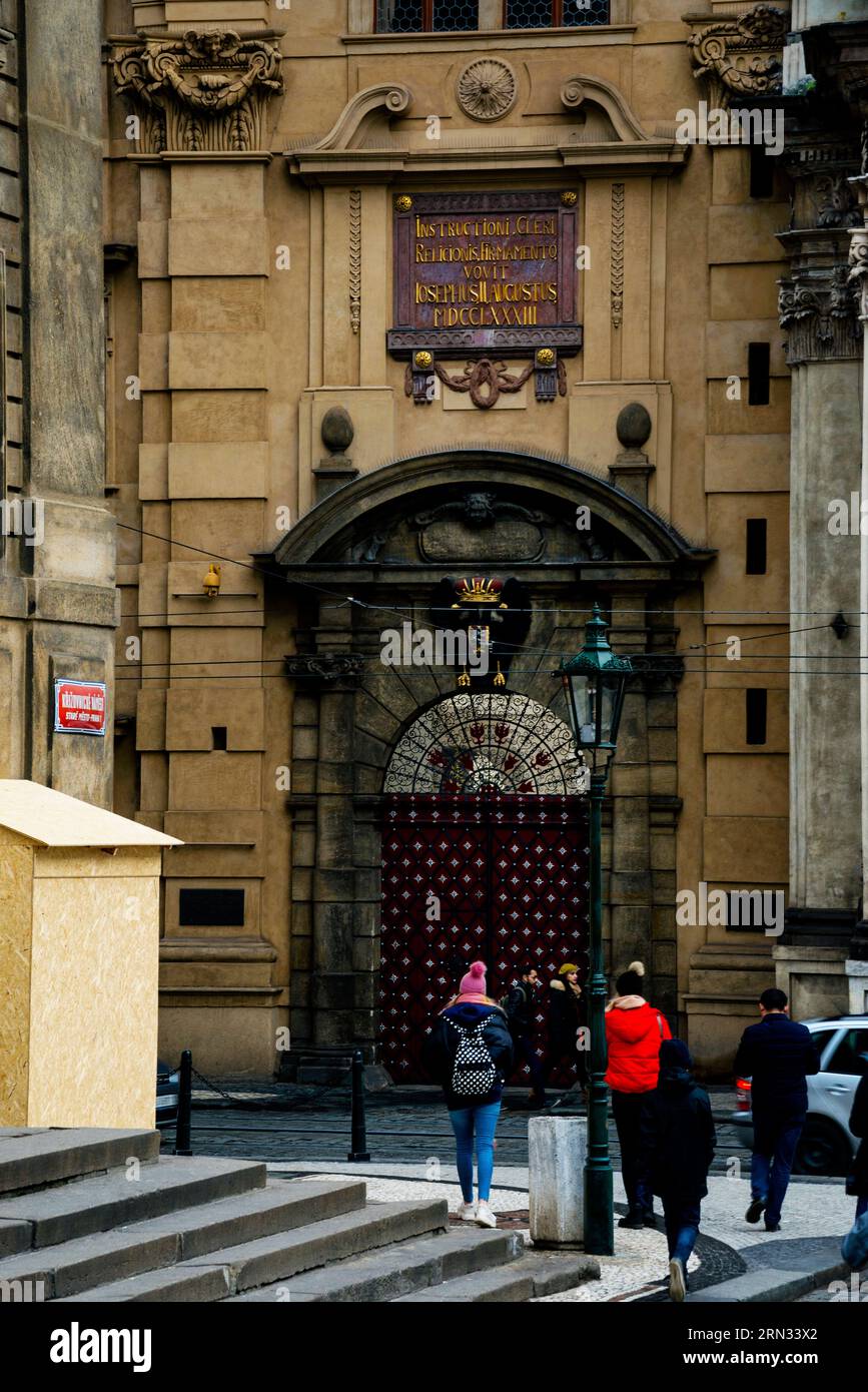 Emblem des Doppeladlers über barockem Portal zur Galerie Klementium in Prag, Tschechische Republik. Stockfoto