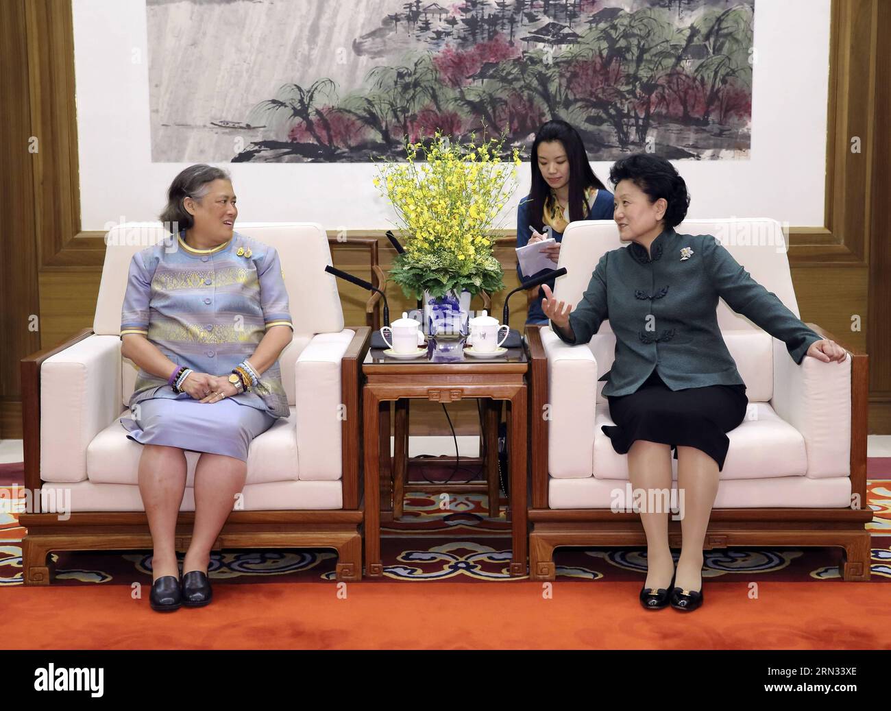 Der chinesische Vize-Premier Liu Yandong (R) trifft sich mit der thailändischen Prinzessin Maha Chakri Sirindhorn in Peking, der Hauptstadt Chinas, am 5. April 2015. ) (wyo) CHINA-BEIJING-LIU YANDONG-THAI PRINCESS-SIRINDHORN-MEETING (CN) LanxHongguang PUBLICATIONxNOTxINxCHN der chinesische Vizepremier Liu Yandong r trifft sich mit der thailändischen Prinzessin Maha Chakri Sirindhorn in Peking Hauptstadt Chinas 5. April 2015 China Beijing Liu Yandong Thai Princess Sirindhorn Meeting NOCN LanxHongATIONUxTICxTICxTICINN Stockfoto