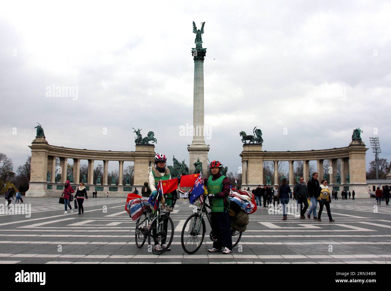 (150406) -- BUDAPEST, 6. April 2015 -- die chinesischen Radrennfahrer Lai Likun (R) und Zhang Hui posieren am 6. April 2015 auf dem Heldenplatz in Budapest, Ungarn. Lai und Zhang kamen am 4. April in Budapest an. Lai begann seine globale Radtour im Jahr 2009, während Zhang, ein Universitätsstudent in Peking, ihm letztes Jahr beitrat. Ungarn ist das 46. Land für Lai und das 23. Land für Zhang. )(zhf) UNGARN-BUDAPEST-CHINESE-GLOBE TRAB RADFAHRER YangxYongqian PUBLICATIONxNOTxINxCHN Budapest 6. April 2015 Chinese Globe Trab Radfahrer Lai r und Zhang Hui posieren für Fotos IM Heroe Stockfoto