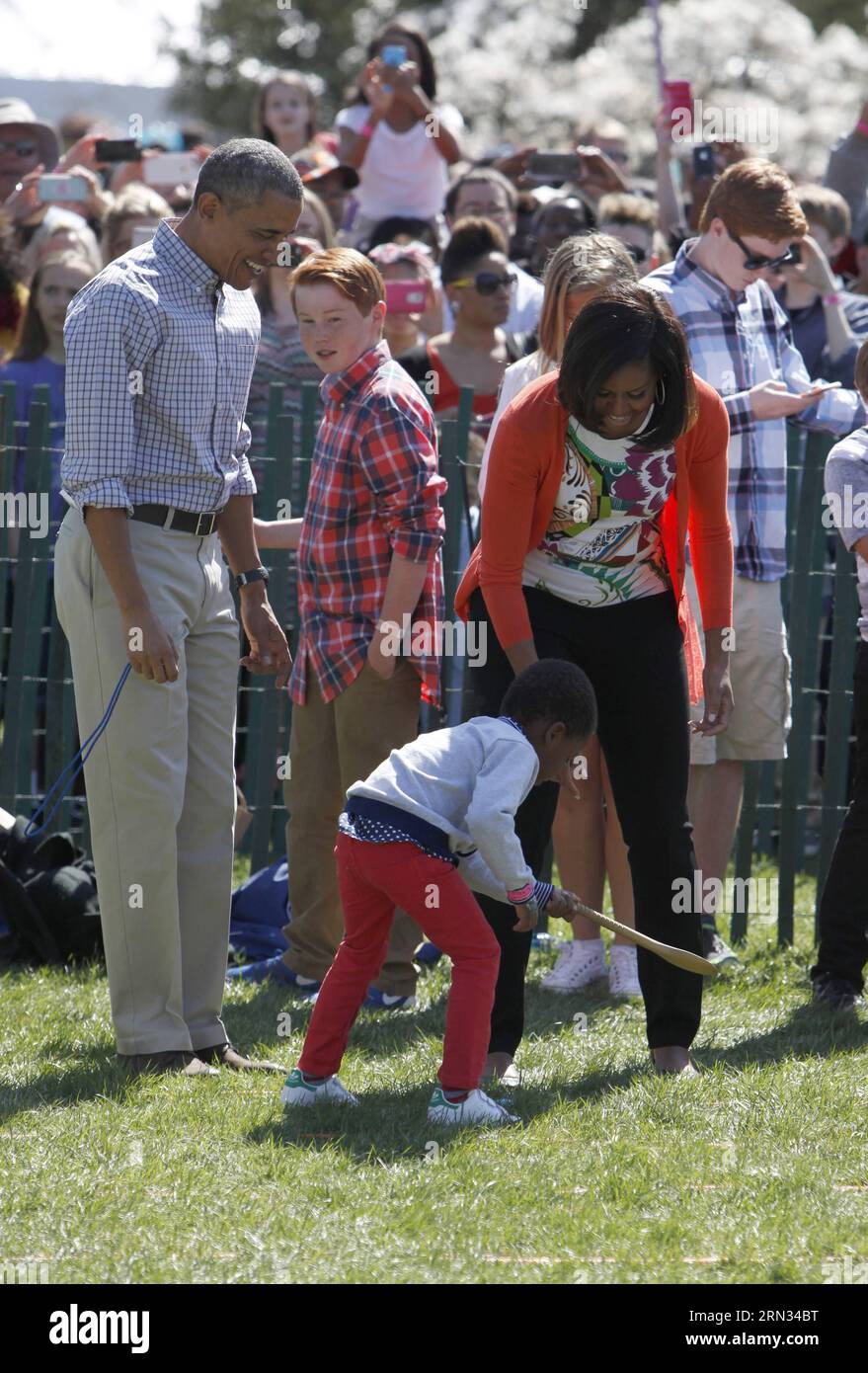 (150406) -- WASHINGTON D.C., 6. April 2015 -- US-Präsident Barack Obama (L) nimmt an einem Eierrollenrennen während der Ostereierrolle des Weißen Hauses auf dem Südrasen des Weißen Hauses in Washington D.C., der Hauptstadt der Vereinigten Staaten, am 6. April 2015 Teil. Am Montag nahmen die Teilnehmer an der Veranstaltung Teil, die Livemusik, Sportplätze, Kochstationen, Geschichtenerzählungen und Ostereierrollen beinhalteten. ) US-WASHINGTON D.C.-WHITE HOUSE-EASTER LiuxShuai PUBLICATIONxNOTxINxCHN Washington D C 6. April 2015 US-Präsident Barack Obama l nimmt am Egg Roll Race während des White House Easter Egg Roll AUF dem South Lawn o Teil Stockfoto