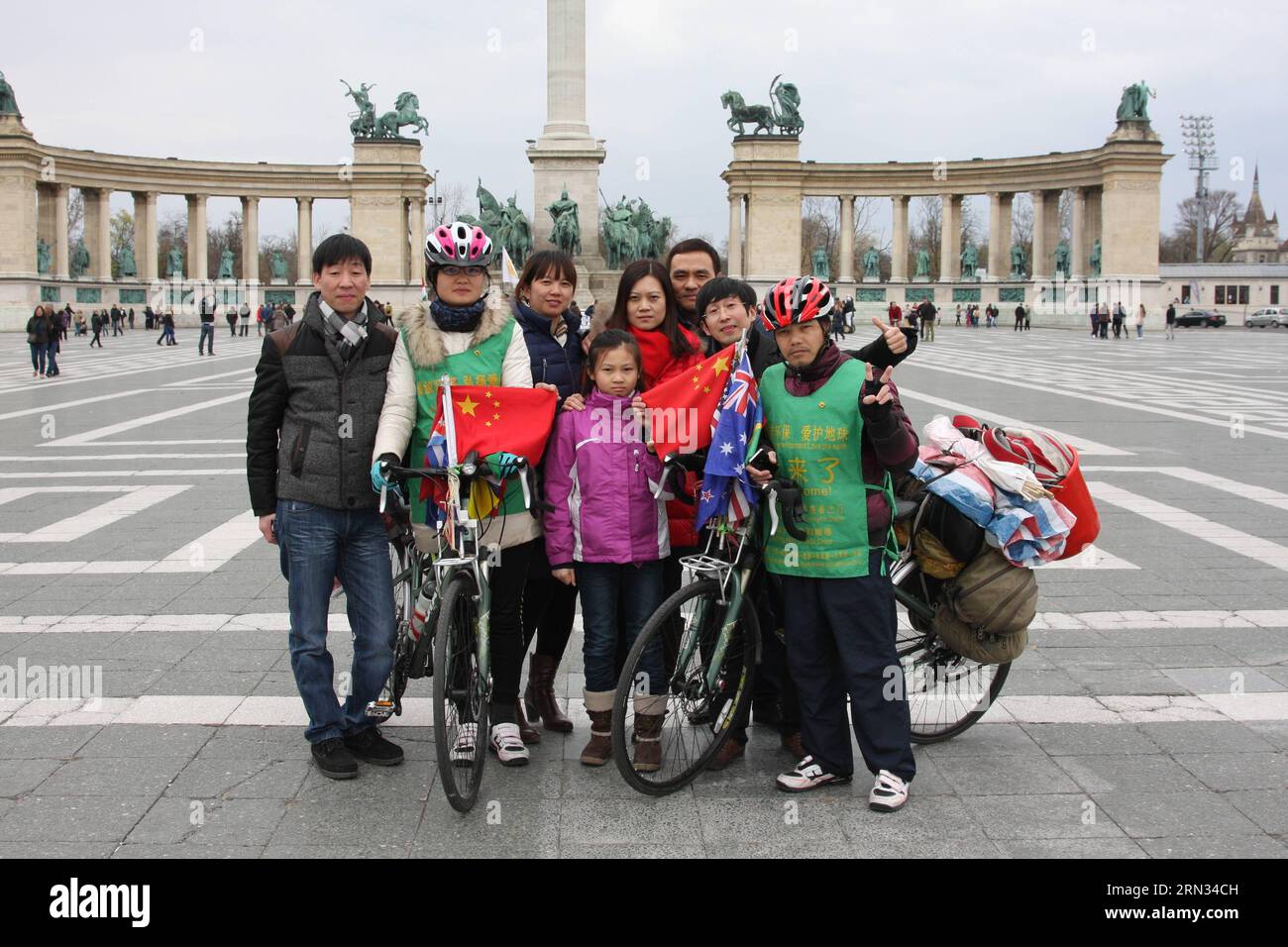 (150406) -- BUDAPEST, 6. April 2015 -- die chinesischen Globenradfahrer Lai Likun (1. R) und Zhang Hui (2. L) posieren am 6. April 2015 mit Chinesen aus Österreich auf dem Heldenplatz in Budapest, Ungarn. Lai und Zhang kamen am 4. April in Budapest an. Lai begann seine globale Radtour im Jahr 2009, während Zhang, ein Universitätsstudent in Peking, ihm letztes Jahr beitrat. Ungarn ist das 46. Land für Lai und das 23. Land für Zhang. )(zhf) UNGARN-BUDAPEST-CHINESE-GLOBE TRAB RADFAHRER YangxYongqian PUBLICATIONxNOTxINxCHN Budapest 6. April 2015 Chinese Globe Trab Radfahrer Lai 1st r und Z Stockfoto