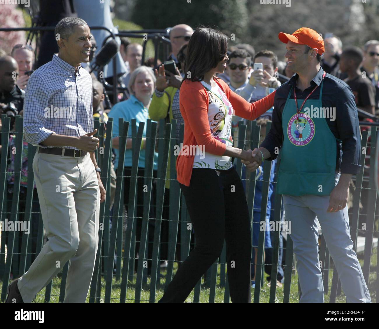 (150406) -- WASHINGTON D.C., 6. April 2015 -- US-Präsident Barack Obama (L) nimmt an einem Eierrollenrennen während der Ostereierrolle des Weißen Hauses auf dem Südrasen des Weißen Hauses in Washington D.C., der Hauptstadt der Vereinigten Staaten, am 6. April 2015 Teil. Am Montag nahmen die Teilnehmer an der Veranstaltung Teil, die Livemusik, Sportplätze, Kochstationen, Geschichtenerzählungen und Ostereierrollen beinhalteten. ) US-WASHINGTON D.C.-WHITE HOUSE-EASTER LiuxShuai PUBLICATIONxNOTxINxCHN Washington D C 6. April 2015 US-Präsident Barack Obama l nimmt am Egg Roll Race während des White House Easter Egg Roll AUF dem South Lawn o Teil Stockfoto