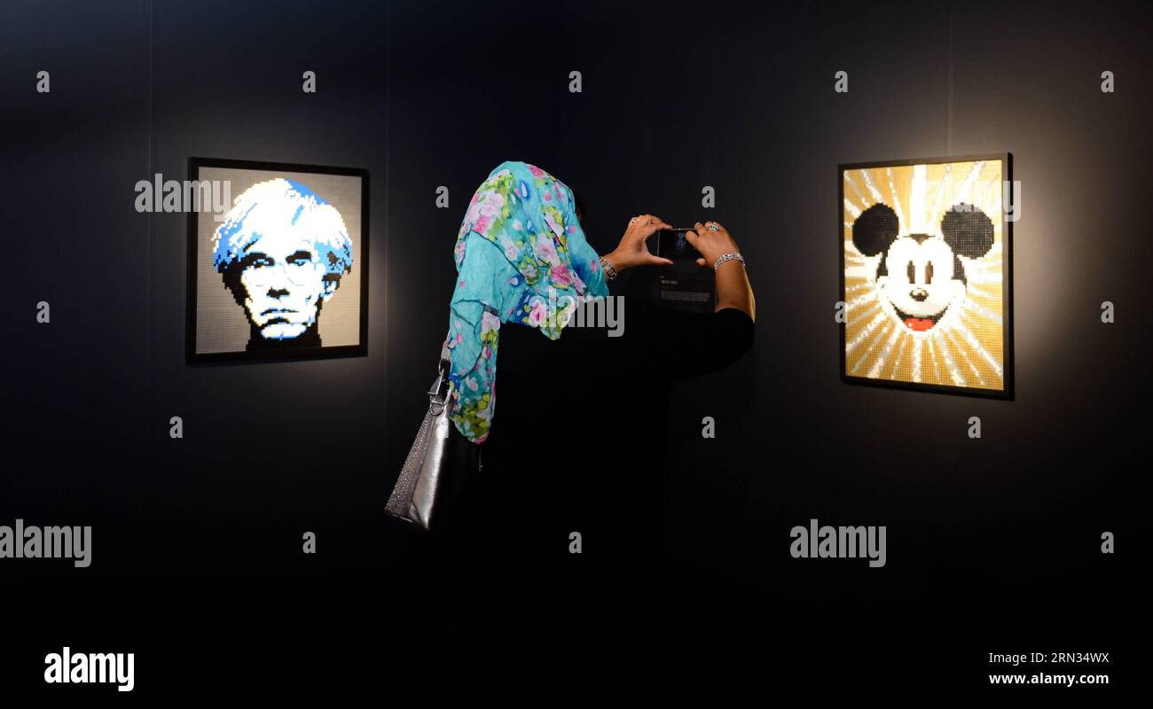 (150406) -- JOHANNESBURG, 6. April 2015 -- Eine Frau fotografiert das Kunstwerk Warhol (L) und Mickey Gold von Nathan Sawaya in Johannesburg, Südafrika, am 6. April 2015. Die größte Lego-Kunstausstellung in Afrika die Kunst des Ziegels , die mehr als 70 Lego-Kunstwerke des amerikanischen Künstlers Nathan Sawaya zeigt, wird vom 3. April bis zum 2. August 2015 hier stattfinden. ) SÜDAFRIKA-JOHANNESBURG-LEGO ZIEGELAUSSTELLUNG ZhaixJianlan PUBLICATIONxNOTxINxCHN Johannesburg 6. April 2015 eine Frau macht ein Bild des Kunstwerks Warhol l und Mickey Gold von Nathan Sawaya in Johannesburg Sout Stockfoto