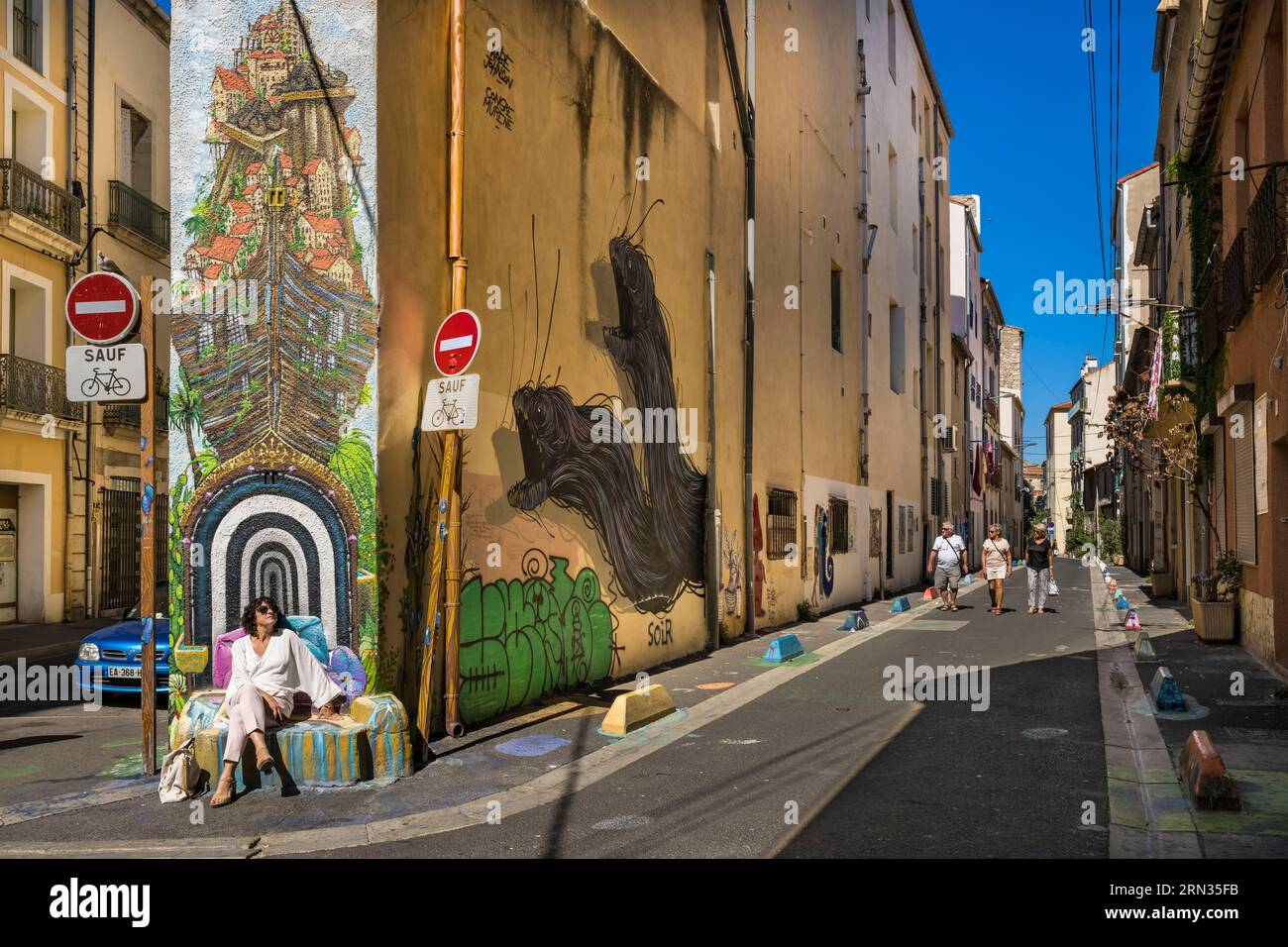 Frankreich, Herault, Sete, Wandgemälde des bildenden Künstlers David Duart und des Graffiti-Künstlers Naoui Restart sollen an der Ecke der Rue de Tunis und Rue Pierre Semard auf Reisen hinweisen Stockfoto