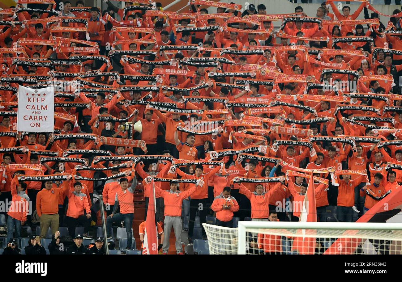 (150408) -- JINAN, 8. April 2015 -- Fans des chinesischen Shandong Luneng FC jubeln dem Team während des Spiels der Gruppe E gegen den japanischen Kashiwa Reysol bei der AFC Champions League 2015 in Jinan, ostchinesische Provinz Shandong, 8. April 2015 zu. ) (lm) (SP)CHINA-JINAN-AFC CHAMPIONS LEAGUE ZhuxZheng PUBLICATIONxNOTxINxCHN Jinan 8. April 2015 Anhänger von China S Shan Dong Luneng FC jubeln dem Team während des Spiels der Gruppe e gegen Japan S BEI der AFC Champions League 2015 in Jinan East China S Shan Dong Provinz 8. April 2015 LM SP China zu Jinan AFC Champions League PUBLICATIONxNOTxINxCHN Stockfoto