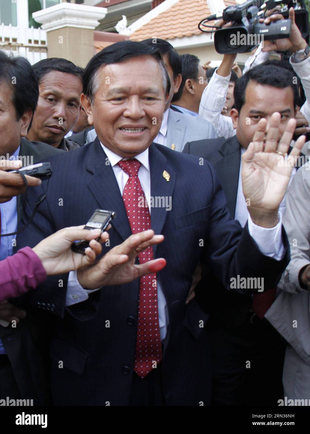 (150408) -- PHNOM PENH, 8. April 2015 -- Kem Sokha (C), Vizepräsident der oppositionellen Kambodscha National Rescue Party (CNRP), spricht mit Reportern, während er ein Gericht in Phnom Penh, Kambodscha, verlässt, am 8. April 2015. Kambodschas Bezirksgericht Phnom Penh befragte am Mittwoch erneut den stellvertretenden Oppositionsführer Kem Sokha wegen der gewalttätigen Proteste nach den Wahlen und seiner angeblichen Äußerungen, die Regierung von Premierminister Hun Sen zu stürzen. )(azp) KAMBODSCHA-PHNOM PENH-KEM SOKHA-COURT Sovannara PUBLICATIONxNOTxINxCHN Phnom Penh 8. April 2015 Kem Sokha C Vizepräsident der Opposition Kambodscha National Res Stockfoto