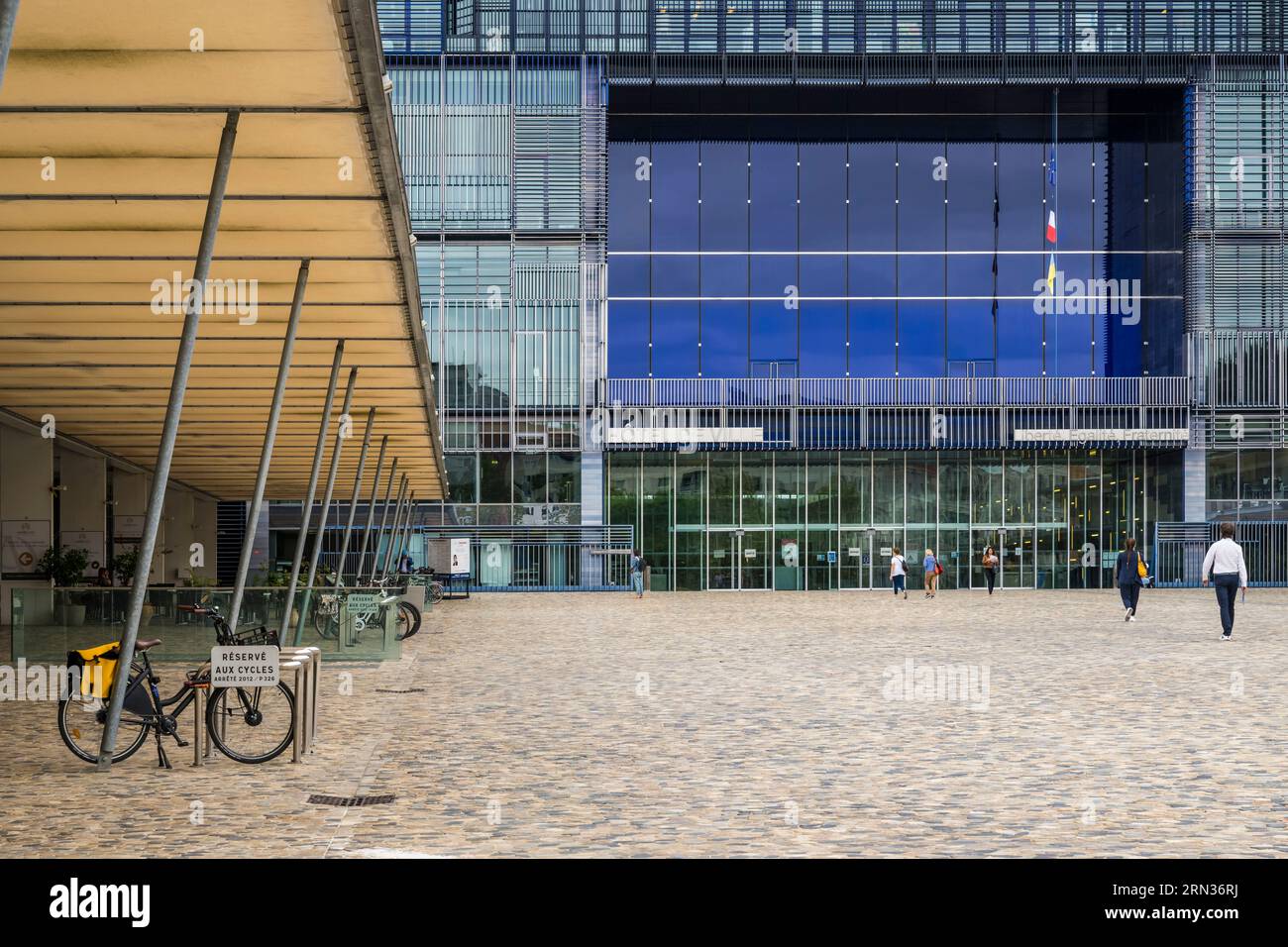 Frankreich, Herault, Montpellier, Viertel Port Marianne, das von den Architekten Jean Nouvel und Francois Fontes entworfene Rathaus und sein Vorplatz Stockfoto