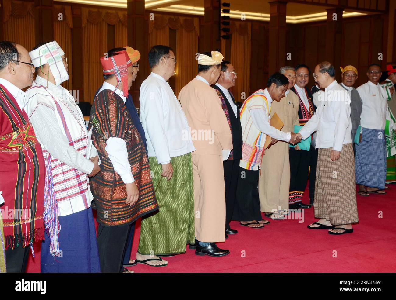 (150408) -- NAY PYI TAW, 8. April 2015 -- der Präsident Myanmars, U Thein sein (3. R), begrüßt politische Persönlichkeiten vor dem Treffen, um innenpolitische Fragen im Präsidentenpalast in Nay Pyi Taw, Myanmar, am 8. April 2015 zu erörtern. Myanmar Nachrichtenagentur)(zhf) MYANMAR-NAY PYI TAW-SITZUNG ZhangxYunfei PUBLICATIONxNOTxINxCHN Nay PYI Taw 8. April 2015 Myanmar Präsident U Thein Be 3. R begrüßt politische Persönlichkeiten vor dem Treffen, um innenpolitische Fragen IM Präsidentenpalast in Nay Pyi Taw Myanmar 8. April 2015 Myanmar Nachrichtenagentur Myanmar Nay Pyi zu erörtern Taw-Treffen ZhangxYunfei PUBLICATIONxN Stockfoto