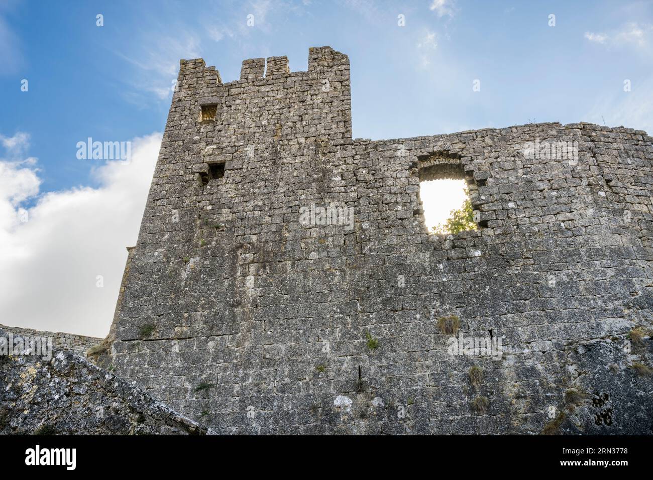 Frankreich, Aveyron, Causses und die Cevennen, Kulturlandschaft der mediterranen Agro-Pastoralismus, von der UNESCO als Weltkulturerbe aufgeführt, La Couvertoirade, Les Plus Beaux Villages de France, Burg im Auftrag des Tempels (der schönsten Dörfer Frankreichs), befestigtes Dorf auf dem Plateau von Larzac, die von den Templern erbaute Burg Stockfoto