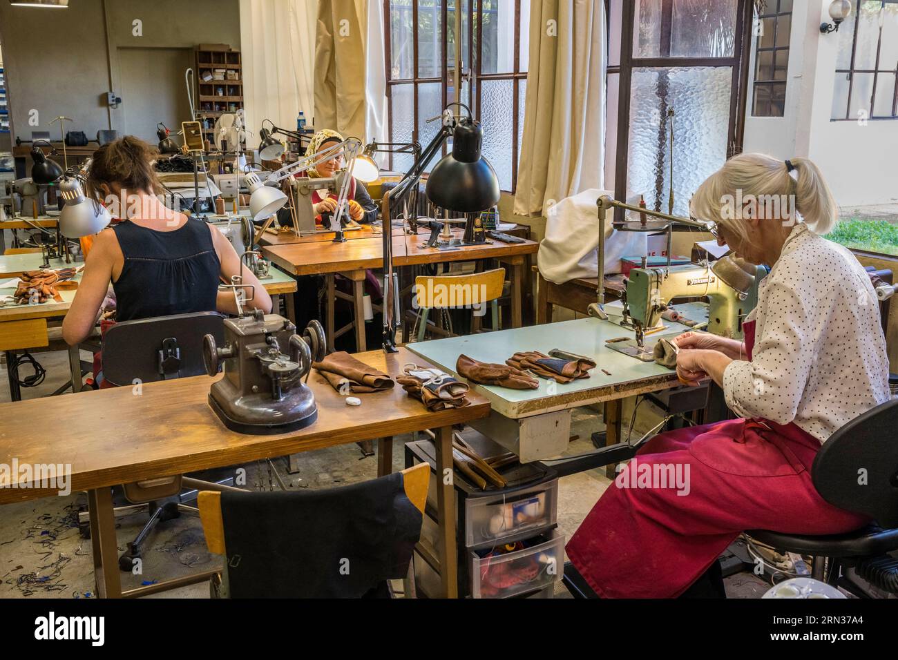 Frankreich, Aveyron, Millau, Maison Fabre (Ganterie Fabre), 1924 gegründete Familienhandschuhfabrik, Handschuh englische Nähtechnik an alten Maschinen in der Werkstatt Stockfoto