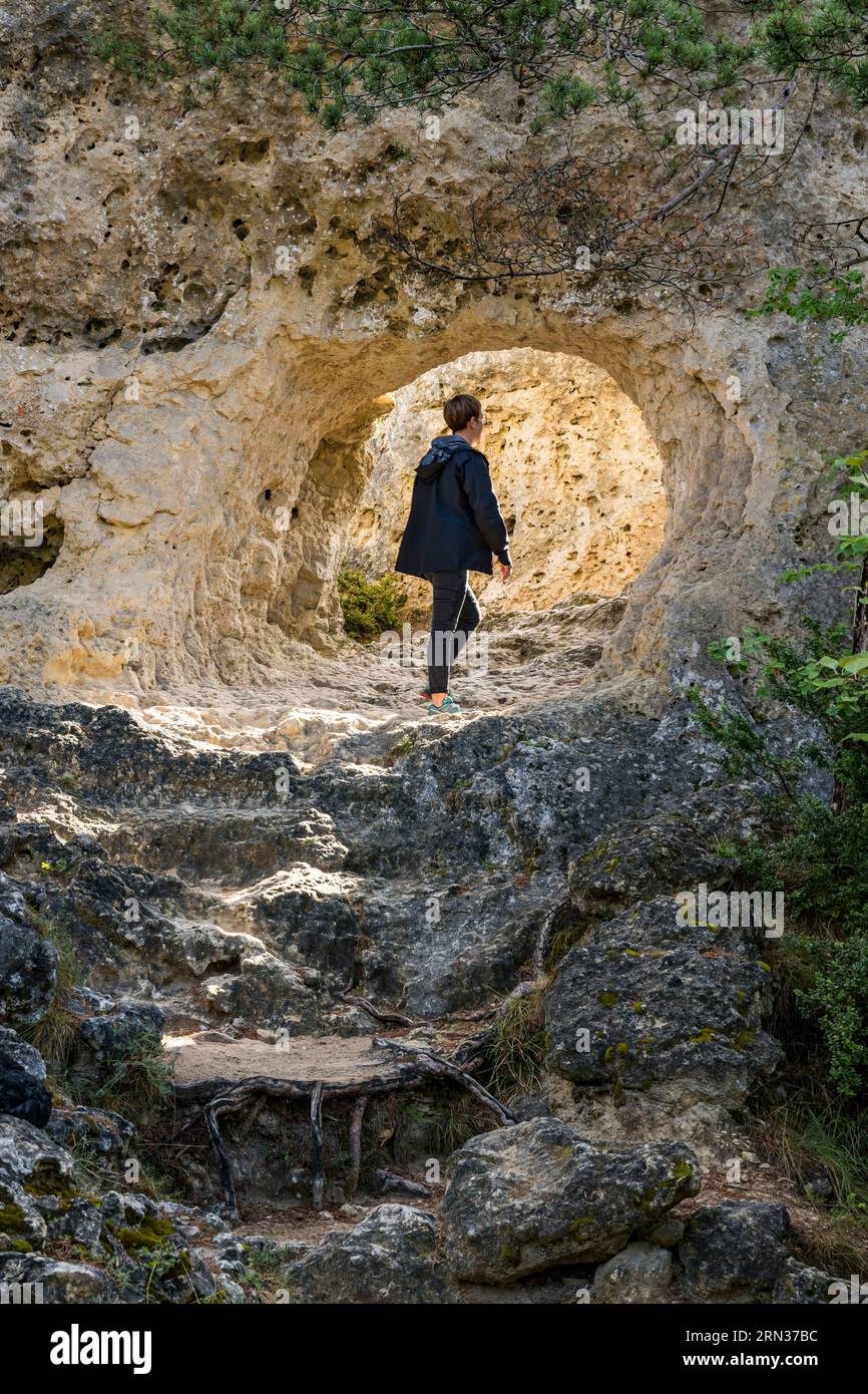 Frankreich, Aveyron, Causses und die Cevennen, Kulturlandschaft der mediterranen Agro-Pastoralismus, UNESCO-Weltkulturerbe, Causse Noir, La Roque Sainte Marguerite, Chaos von Montpellier-le-Vieux, Cité de Pierres (Stadt der Steine), durchbohrter Felsen Stockfoto