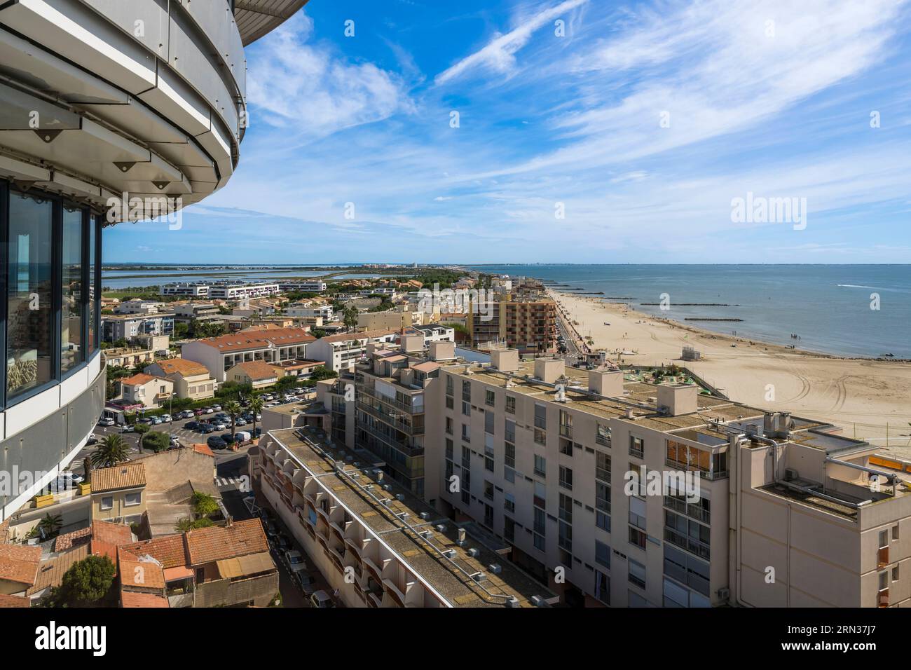 Frankreich, Herault, Palavas-Les-Flots, die Stadt vom Phare de la Méditerranée (Leuchtturm des Mittelmeers) aus gesehen, Aussichtsturm von 43 Metern, der aus der Umwandlung des alten Wasserturms resultiert Stockfoto