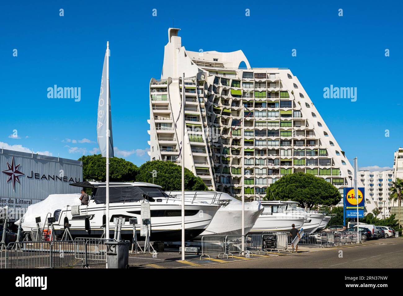 Frankreich, Herault, La Grande-Motte, das als Erbe des 20. Jahrhunderts bezeichnet wird, die große Pyramide, die 1974 von den Architekten Jean Balladur und Jean-Bernard Tostivint erbaut wurde. Dieses Flaggschiffgebäude für den Hafen des Badeortes dominiert die ganze Stadt, bildet einen geschwungenen Y-Plan und beherbergt ein Hotel und Apartments Stockfoto