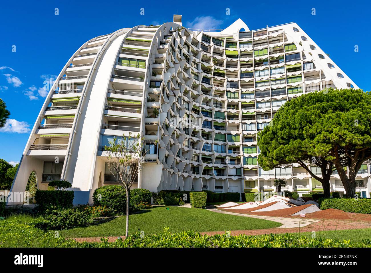 Frankreich, Herault, La Grande-Motte, das als Erbe des 20. Jahrhunderts bezeichnet wird, die große Pyramide, die 1974 von den Architekten Jean Balladur und Jean-Bernard Tostivint erbaut wurde. Dieses Flaggschiffgebäude für den Hafen des Badeortes dominiert die ganze Stadt, bildet einen geschwungenen Y-Plan und beherbergt ein Hotel und Apartments Stockfoto