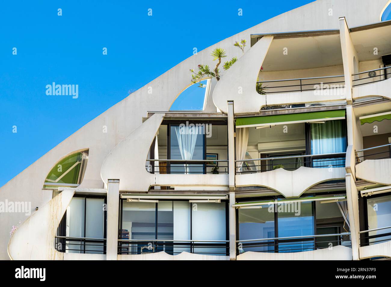 Frankreich, Herault, La Grande-Motte, das als Erbe des 20. Jahrhunderts bezeichnet wird, die große Pyramide, die 1974 von den Architekten Jean Balladur und Jean-Bernard Tostivint erbaut wurde. Dieses Flaggschiffgebäude für den Hafen des Badeortes dominiert die ganze Stadt, bildet einen geschwungenen Y-Plan und beherbergt ein Hotel und Apartments Stockfoto