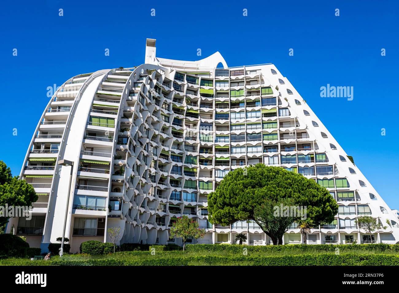 Frankreich, Herault, La Grande-Motte, das als Erbe des 20. Jahrhunderts bezeichnet wird, die große Pyramide, die 1974 von den Architekten Jean Balladur und Jean-Bernard Tostivint erbaut wurde. Dieses Flaggschiffgebäude für den Hafen des Badeortes dominiert die ganze Stadt, bildet einen geschwungenen Y-Plan und beherbergt ein Hotel und Apartments Stockfoto