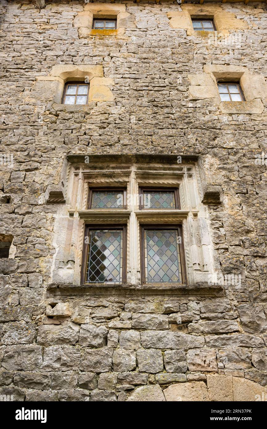 Frankreich, Aveyron, Grands Causses regionaler Naturpark, die Zisterzienserfestung von Saint-Jean-d’Alcas, das Haus Grenier de la Rente wurde einst genutzt, um die Gebühren der Äbtissin von Nonenque zu speichern, Renaissance-Flügelfenster an der Fassade eines mittelalterlichen Hauses, typisch für die Architektur von Caussenarde Stockfoto