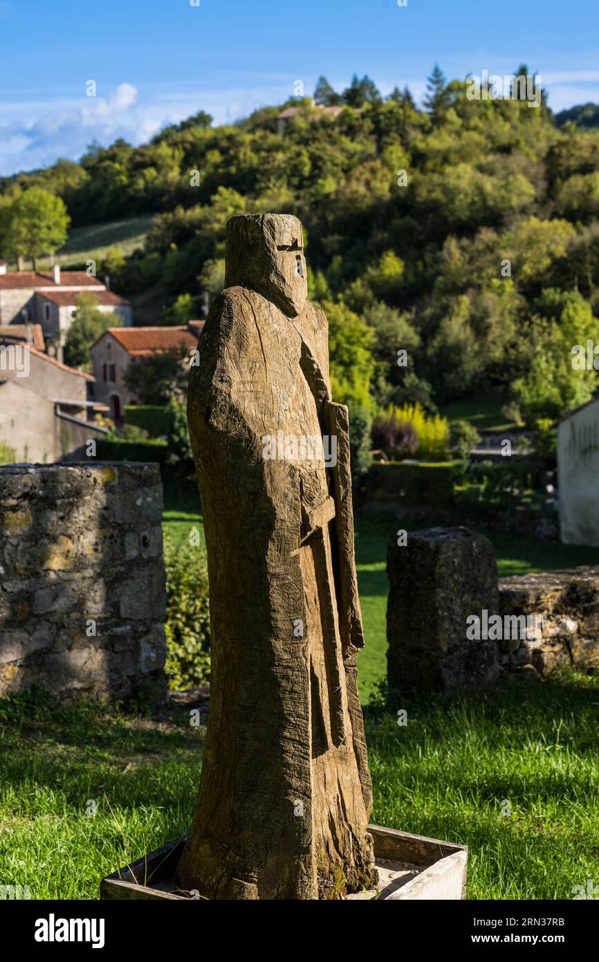 Frankreich, Aveyron, Causses und die Cevennen, Kulturlandschaft des mediterranen Agropastoralismus, von der UNESCO zum Weltkulturerbe erklärt, Sainte-Eulalie-de-Cernon, Templerkommando, moderne Skulptur, die einen Ritter des Tempelordens darstellt Stockfoto