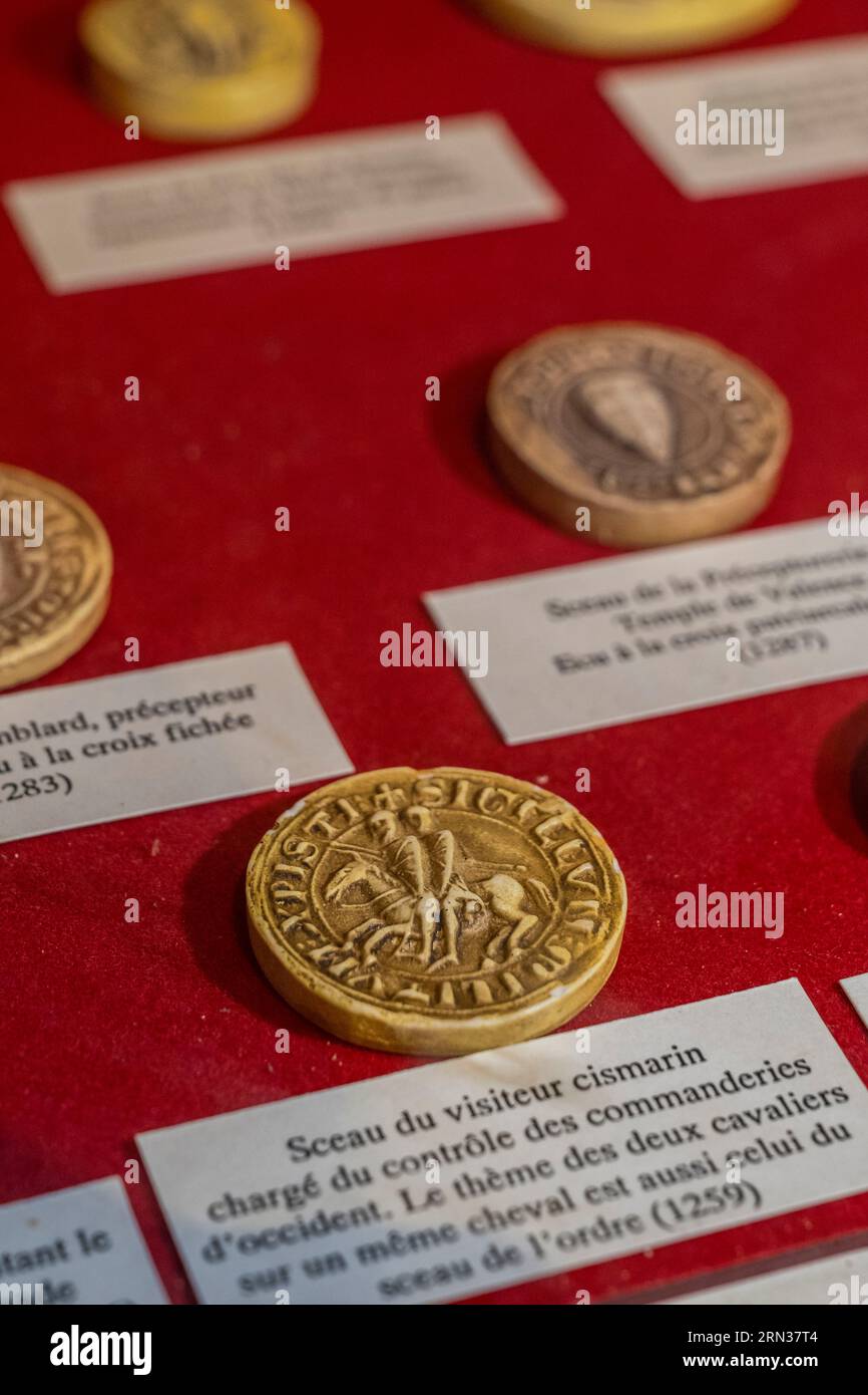 Frankreich, Aveyron, Causses und die Cevennen, Kulturlandschaft der mediterranen Agro-Pastoralismus, von der UNESCO als Weltkulturerbe aufgeführt, Sainte-Eulalie-de-Cernon, Templerkommando, dann Hospitalerkommando des Ordens des Heiligen Johannes von Jerusalem, Siegel der Kontrollinstanz der westlichen Kommandanten, die zwei Reiter auf demselben Pferd vertreten (1259), das Thema ist auch das der Ordnung des Tempels Stockfoto