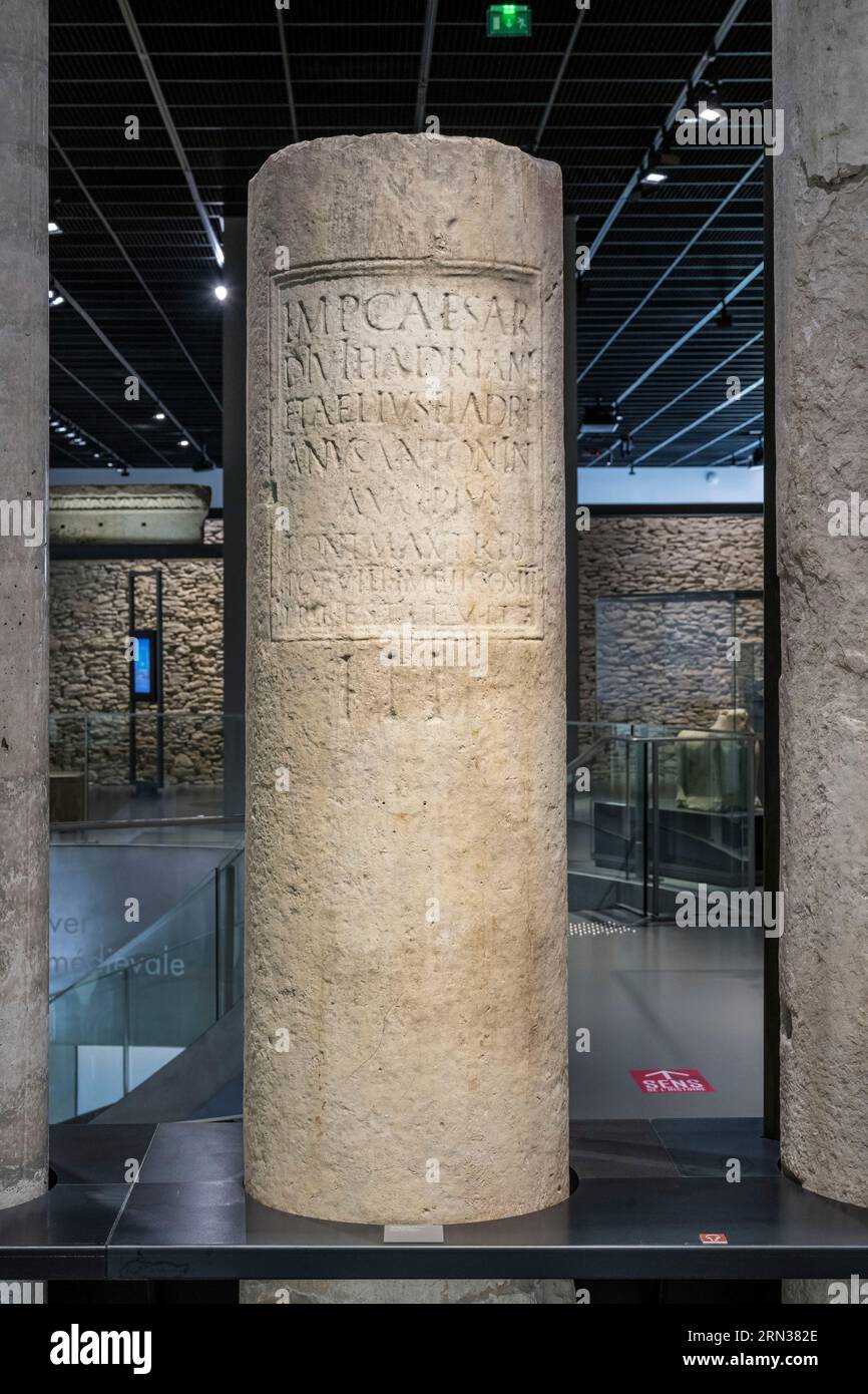 Frankreich, Gard, Nimes, Romanisches Museum (Musée de la Romanite) von der Architektin Elizabeth de Portzamparc, Meilenstein von Antoninus Pius (144-145 n. Chr.) auf der Via D. Stockfoto