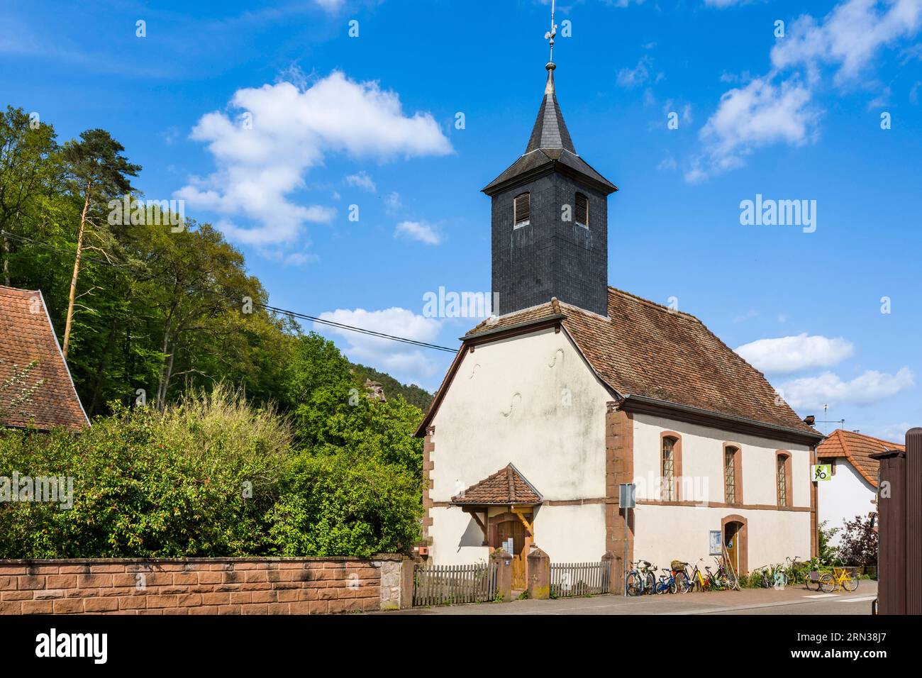 Frankreich, Unterrhein, regionaler Naturpark der Vogesen Nord, Obersteinbach, die evangelische Kirche des Dorfes schlossen sich dem grenzüberschreitenden Radwegekirche-Netz an Stockfoto