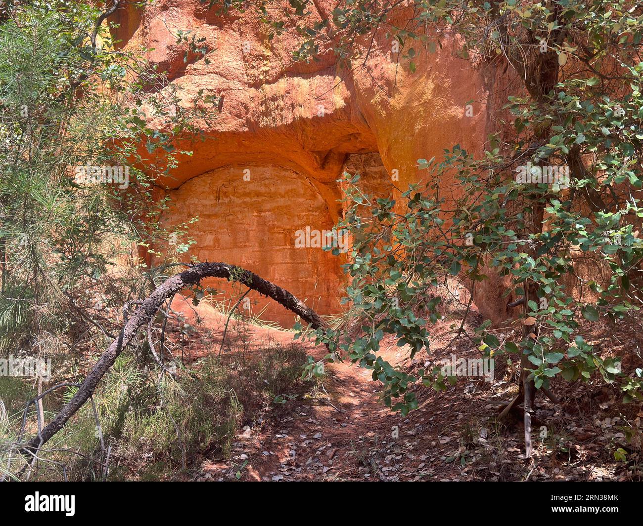 Luberon Provence an den ockerfarbenen Felsen von Roussillon und Rustrel Stockfoto