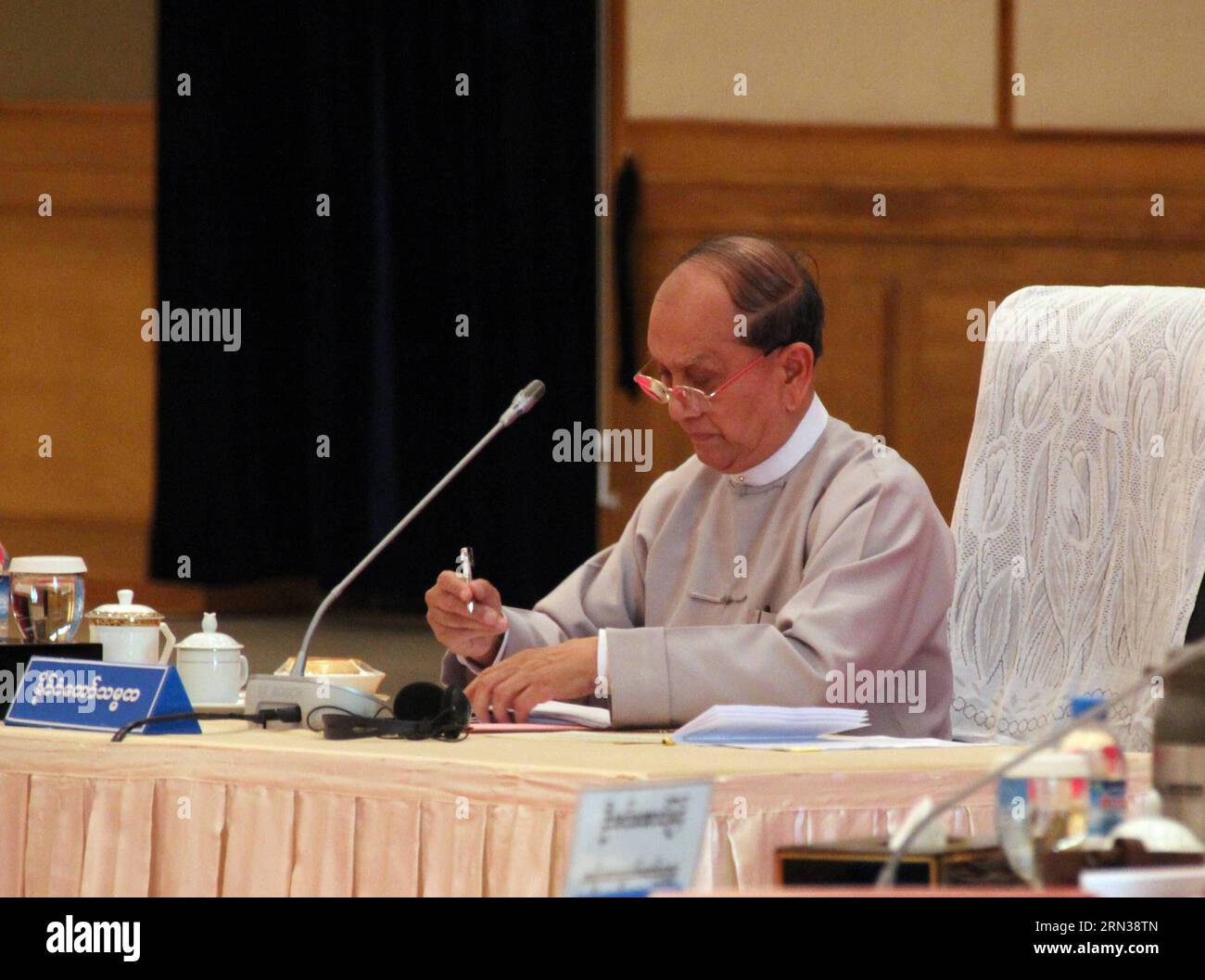 (150410) -- NAY PYI TAW, 10. April 2015 -- der Präsident Myanmars, U Thein sein, nimmt am 10. April 2015 an den hochrangigen sechs-Parteien-Gesprächen in Nay Pyi Taw, Myanmar, Teil. Myanmar begann am Freitag in Nay Pyi Taw mit hochrangigen sechs-Parteien-Gesprächen, um innenpolitische Fragen wie Verfassungsänderungen, allgemeine Wahlen und den Friedensprozess zu erörtern. ) (lrz) MYANMAR-NAY PYI TAW-SIX-PARTY-GESPRÄCHE ZhangxYunfei PUBLICATIONxNOTxINxCHN Nay Pyi Taw 10. April 2015 Myanmar-Präsident U Thein be nimmt an den Six-Party-Gesprächen auf hoher Ebene in Nay Pyi Taw Teil Myanmar 10. April 2015 Myanmar hat in Nay Pyi Taw F eine Six-Party-Konferenz auf hoher Ebene begonnen Stockfoto
