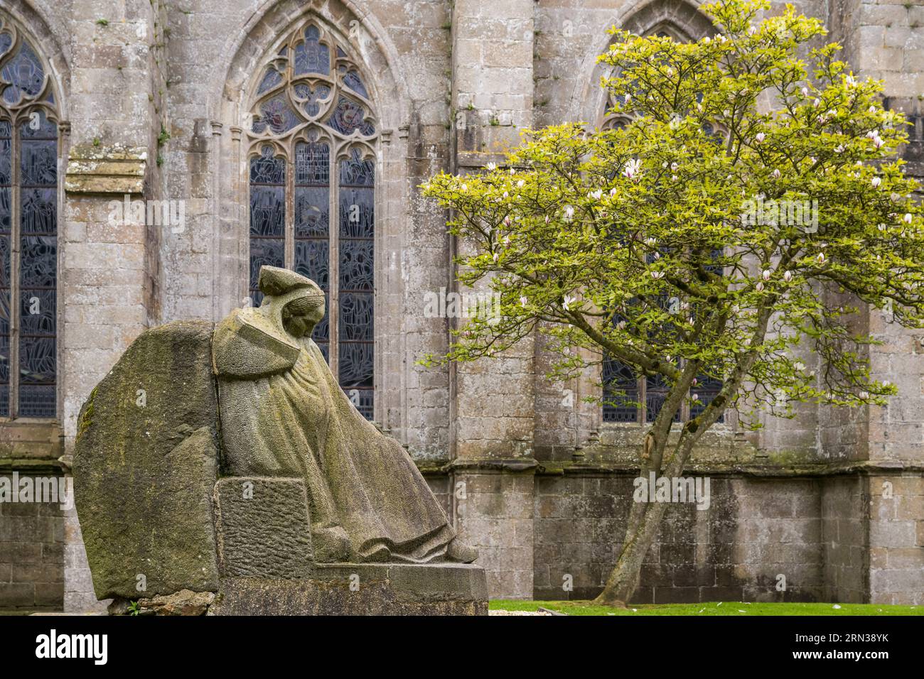 Frankreich, Côtes-d'Armor, Tréguier, Kathedrale Saint Tugduum, Denkmal für den toten La Douleur (Schmerz) des Bildhauers Francis Renaud, der eine bretonische Frau darstellt, die im traditionellen Witwenmantel mit dem Toukenn-Kopfschmuck gekleidet ist Stockfoto