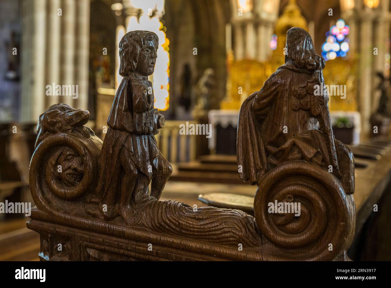 Frankreich, Côtes-d'Armor, Tréguier, Kathedrale Saint Tugduum, zwischen 1509 und 1512 geschnitzte Chorstände aus Eiche, Skulptur des Heiligen Yves, der mit der Wäscherin spricht Stockfoto