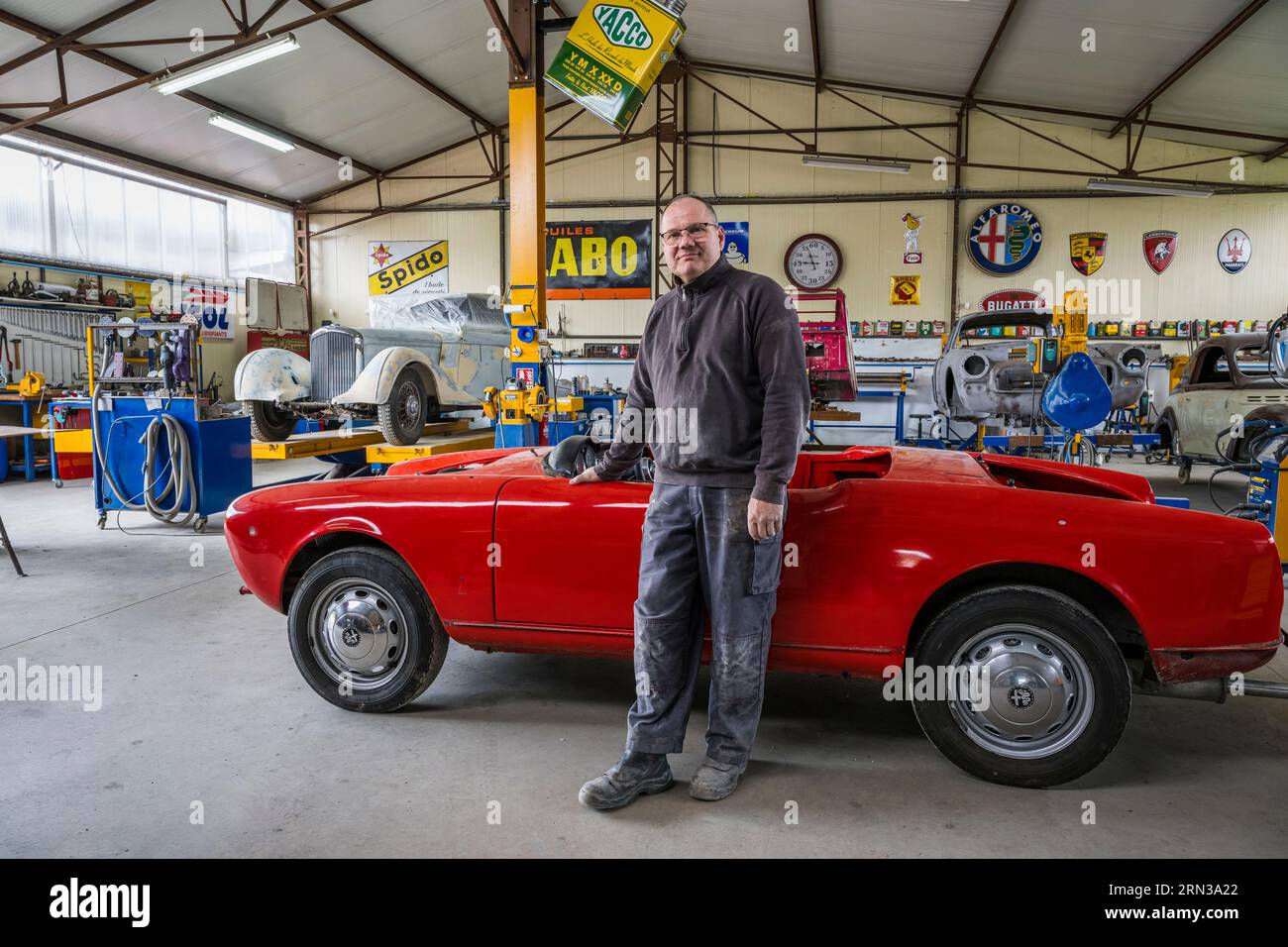 Frankreich, Yonne, Massangis, Karosserie im Vintage-Look von Patrick Capolungo, der Oldtimer aus ganz Frankreich restauriert Stockfoto